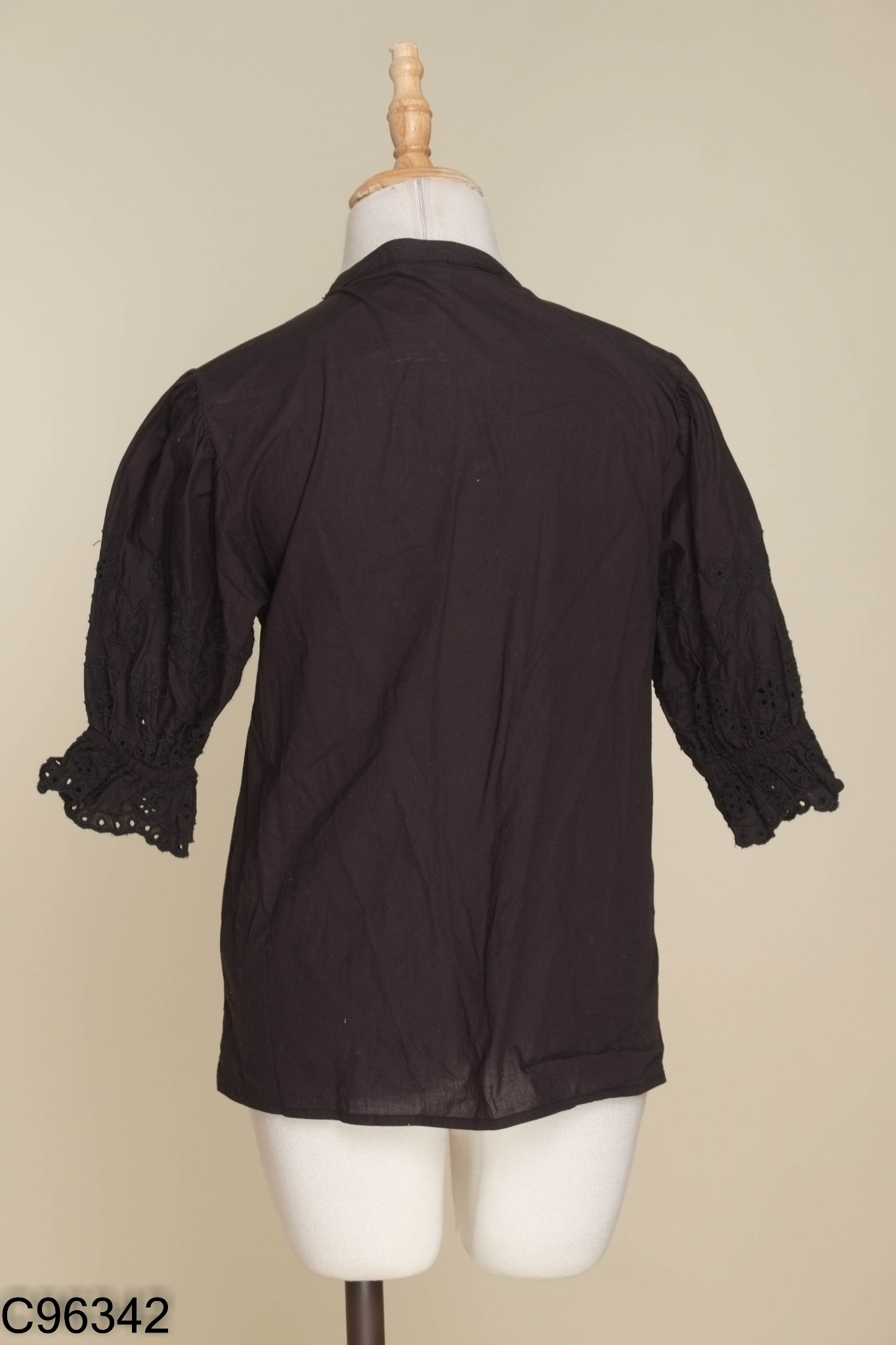 Áo đen TOPSHOP thêu hoa