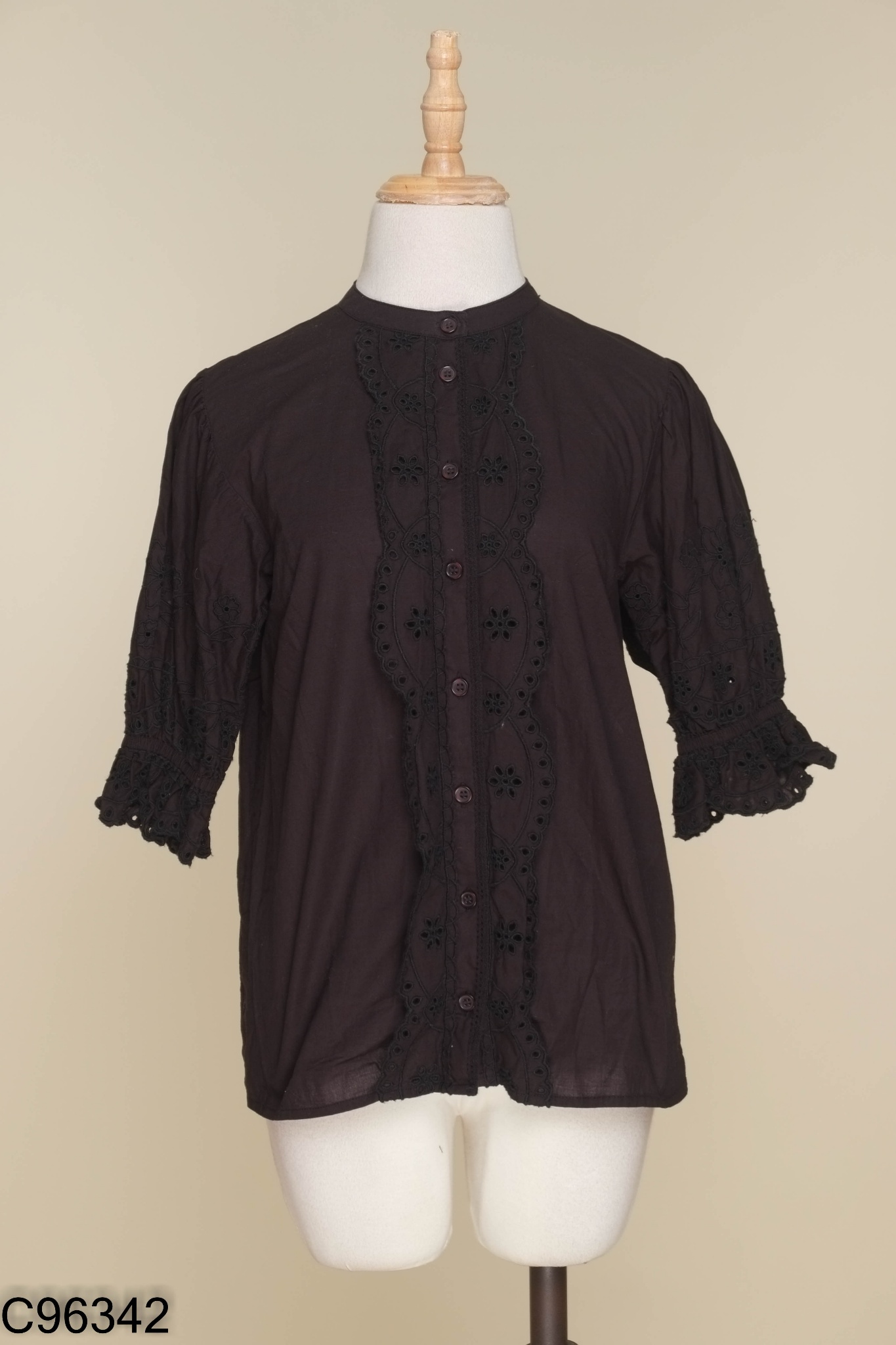 Áo đen TOPSHOP thêu hoa