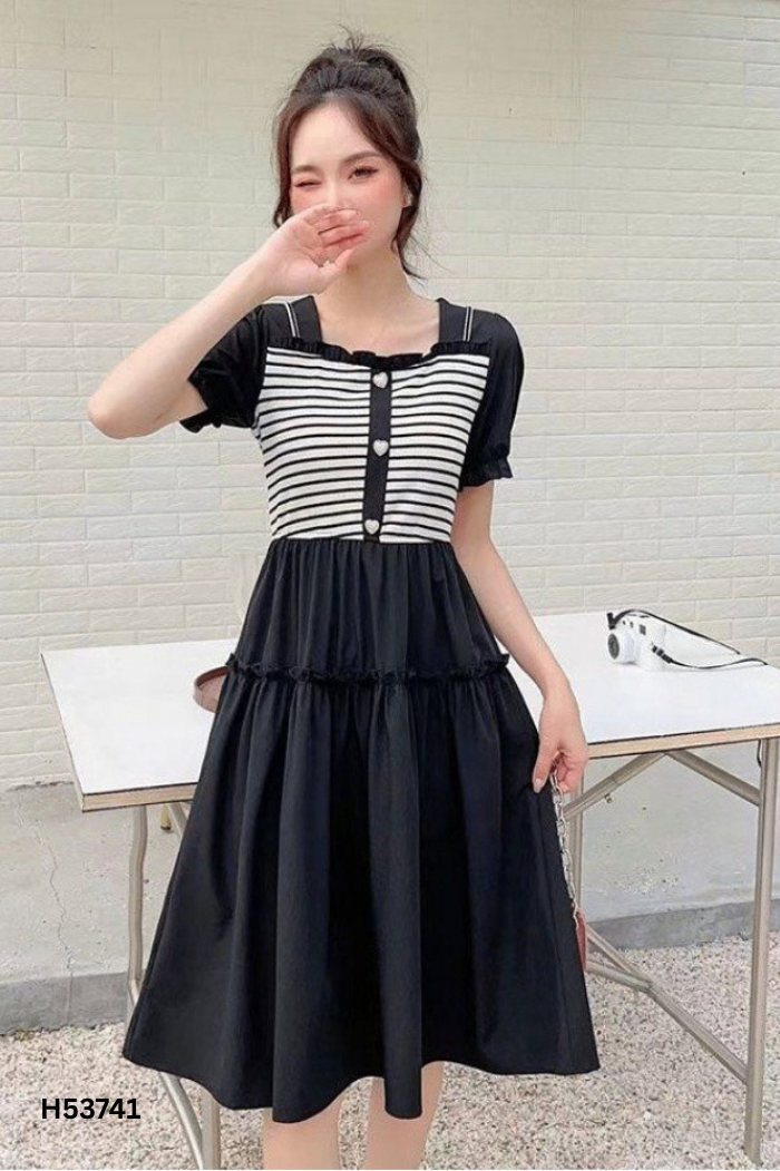 Váy đen tay phồng phối kẻ trắng