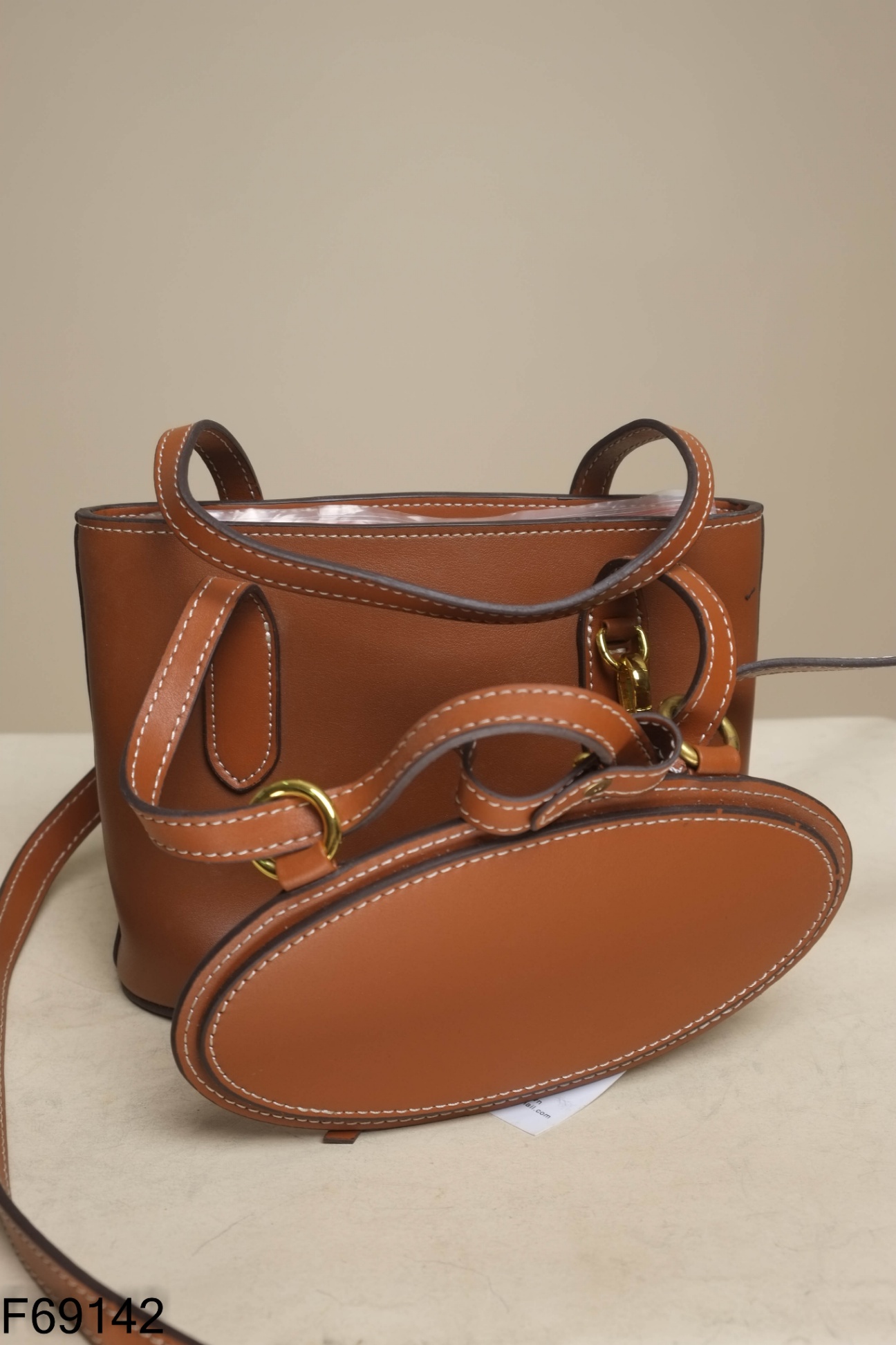 Túi xách nâu MIUMIU phối khóa vàng