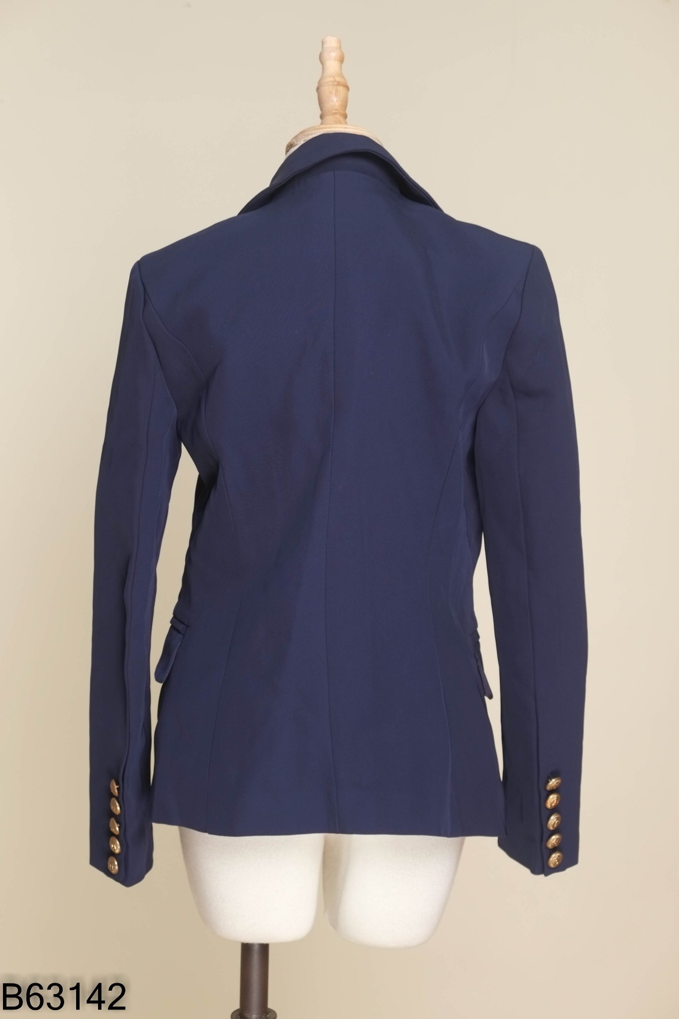 Áo xanh than cổ vest phối cúc vàng