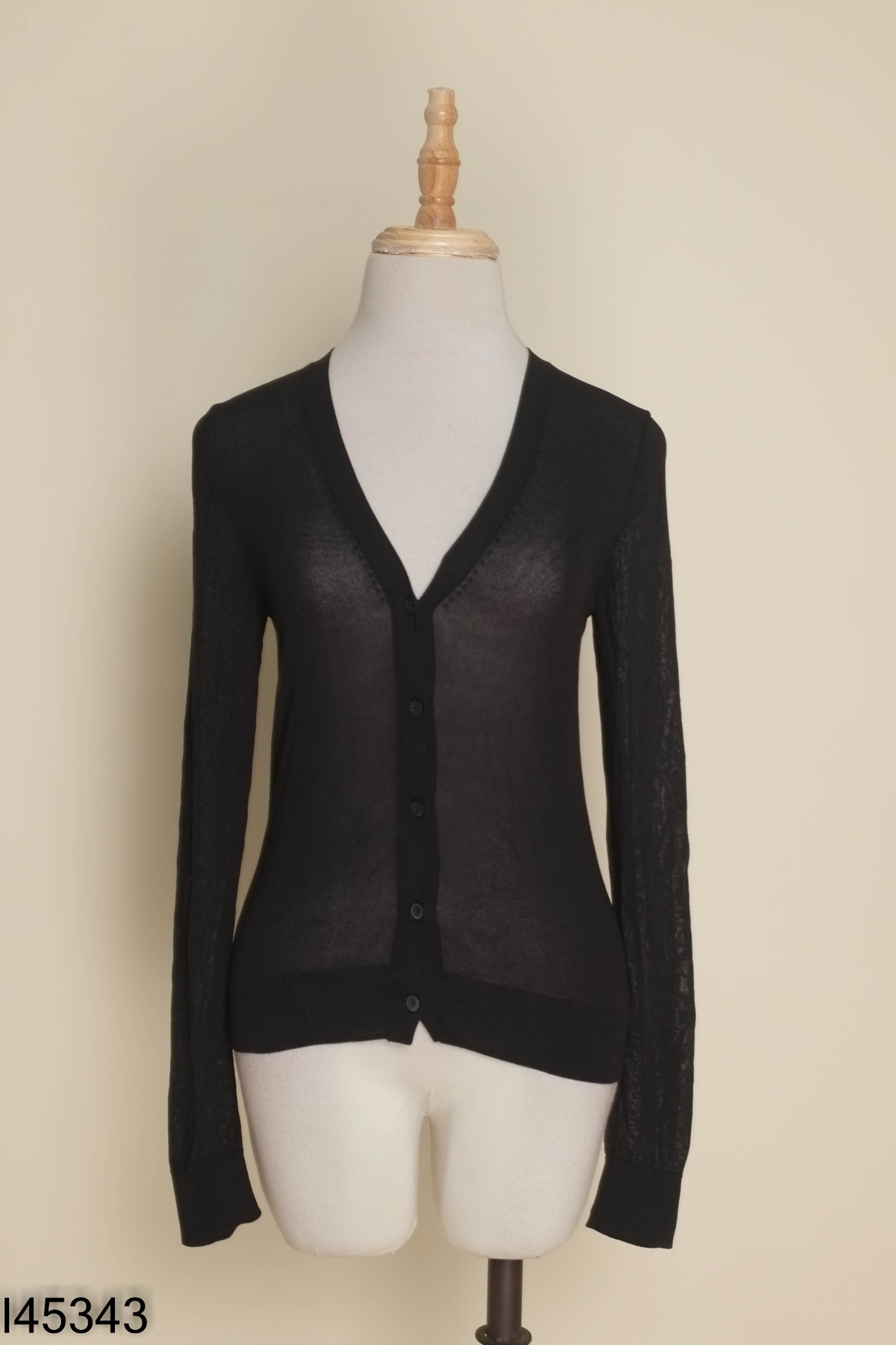 Áo UNIQLO đen len mỏng