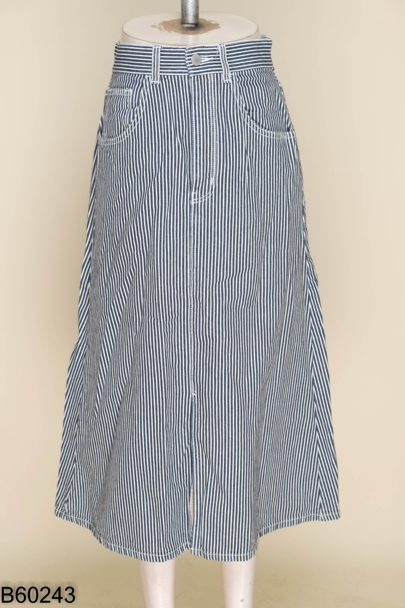 Chân váy GU trắng kẻ sọc đen