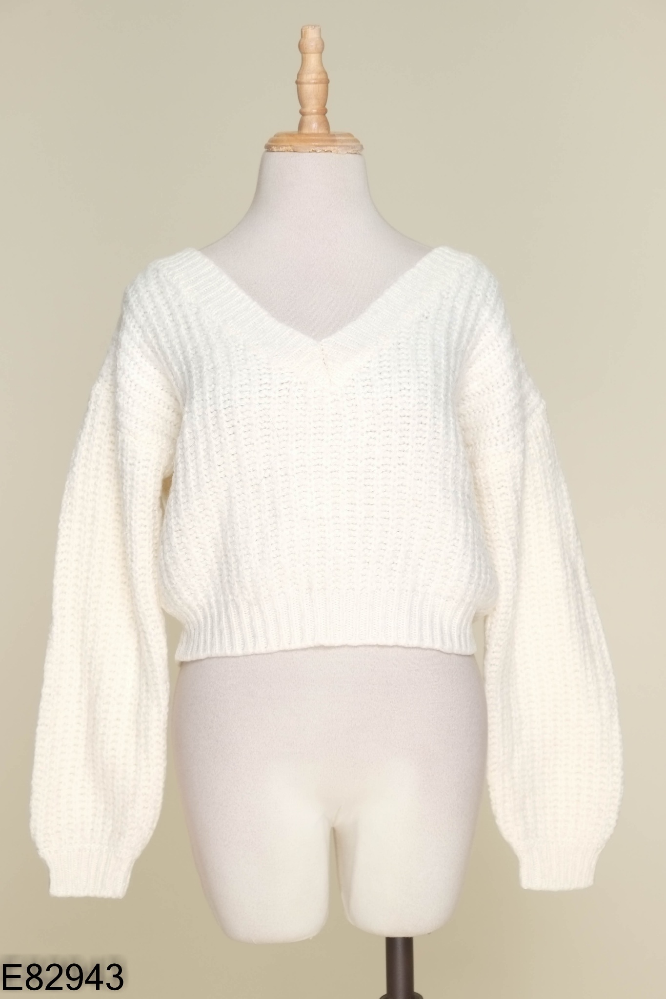 Áo len FOREVER 21 trắng be cổ V