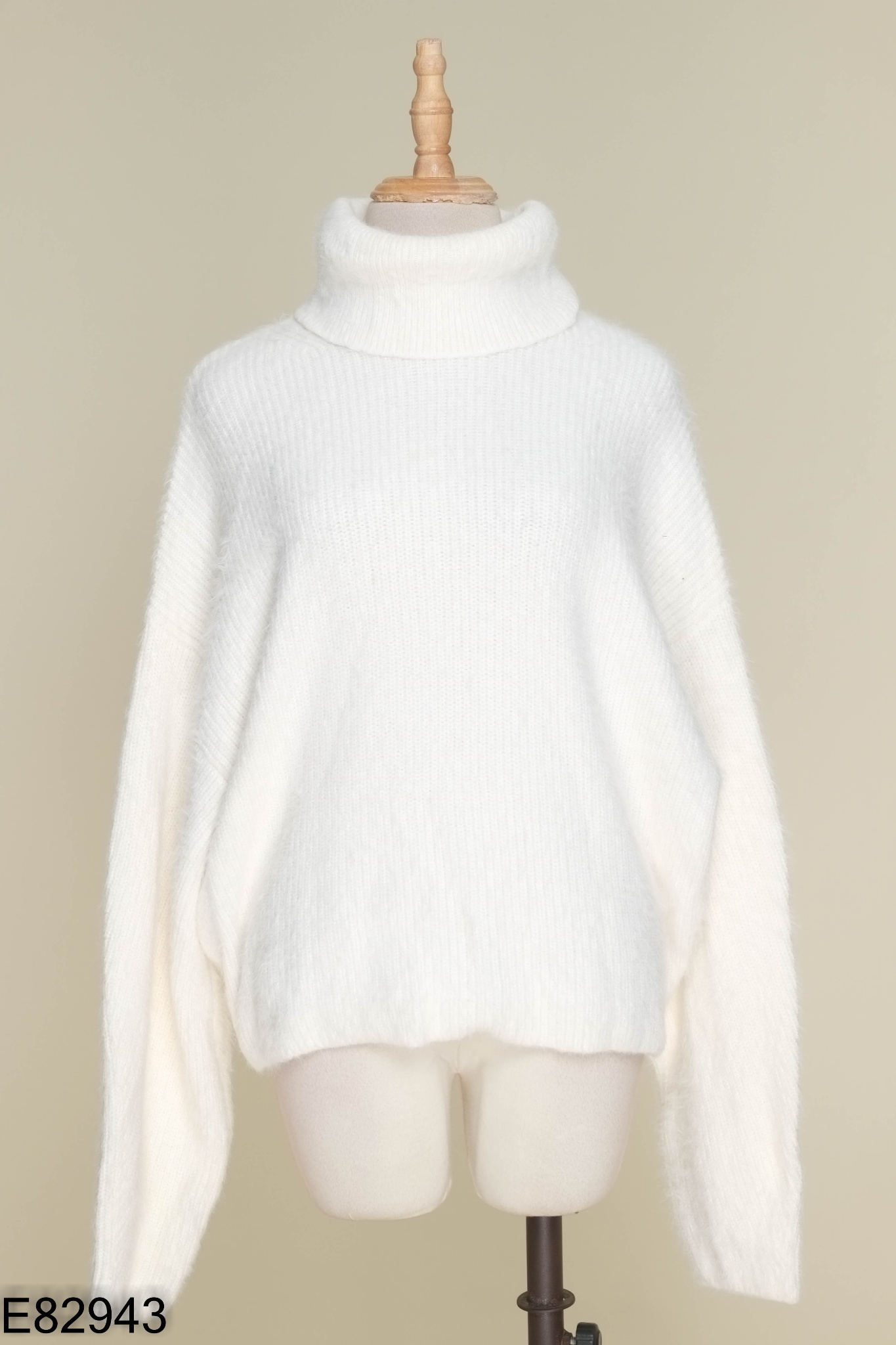 Áo len HM trắng cao cổ dài tay