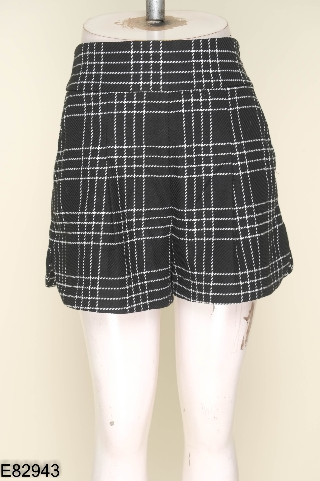 Quần short ZARA đen kẻ trắng