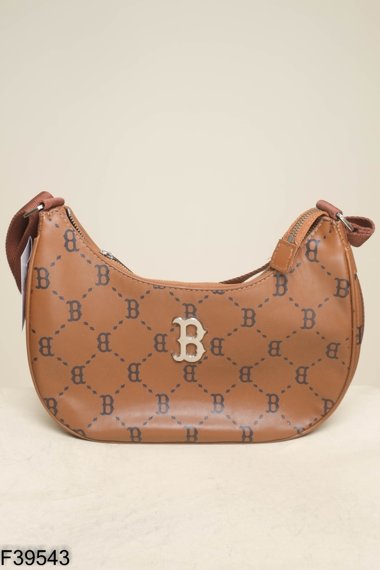 Túi da nâu họa tiết chữ B