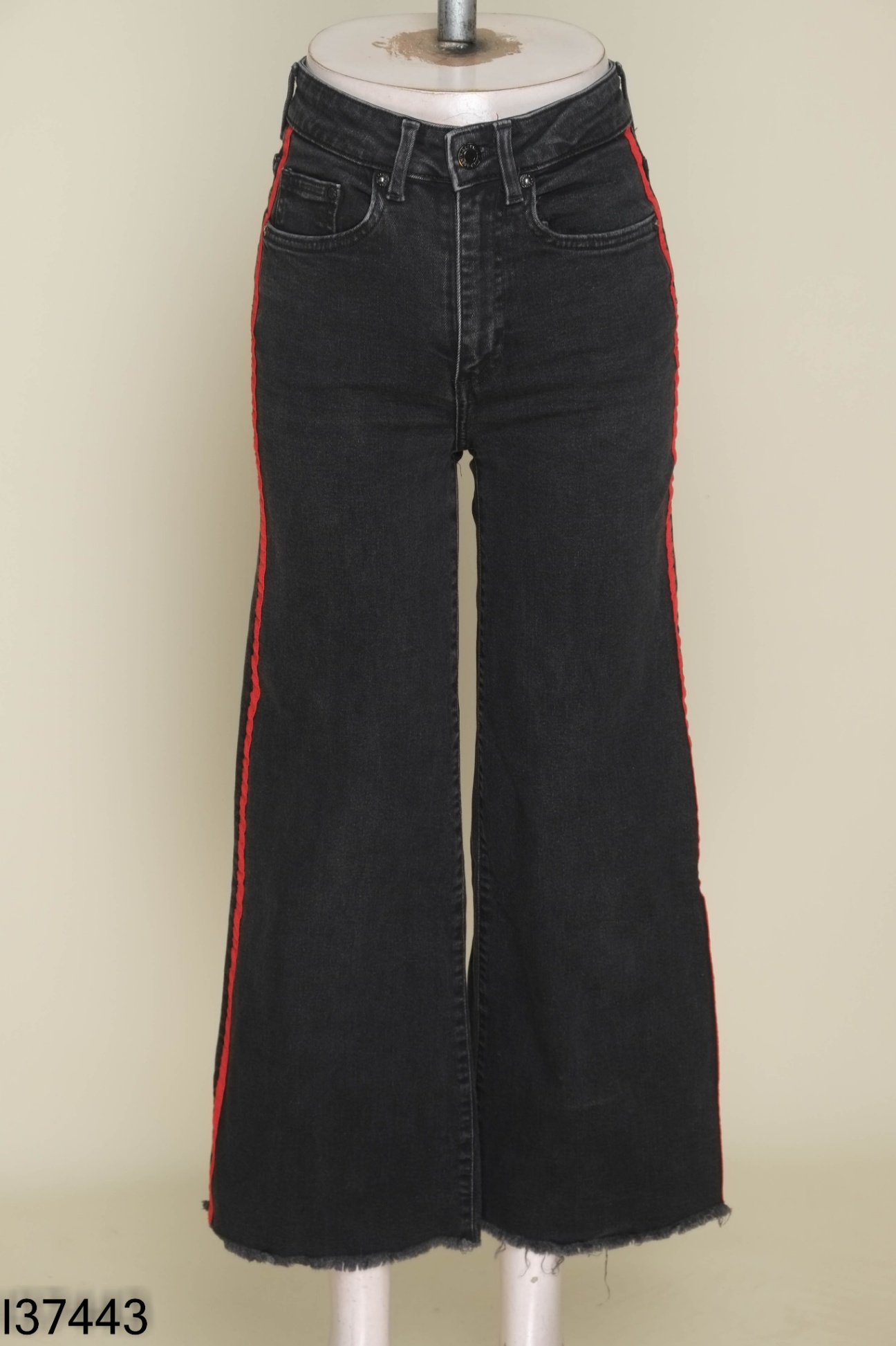 Quần jeans HM xám sọc đỏ