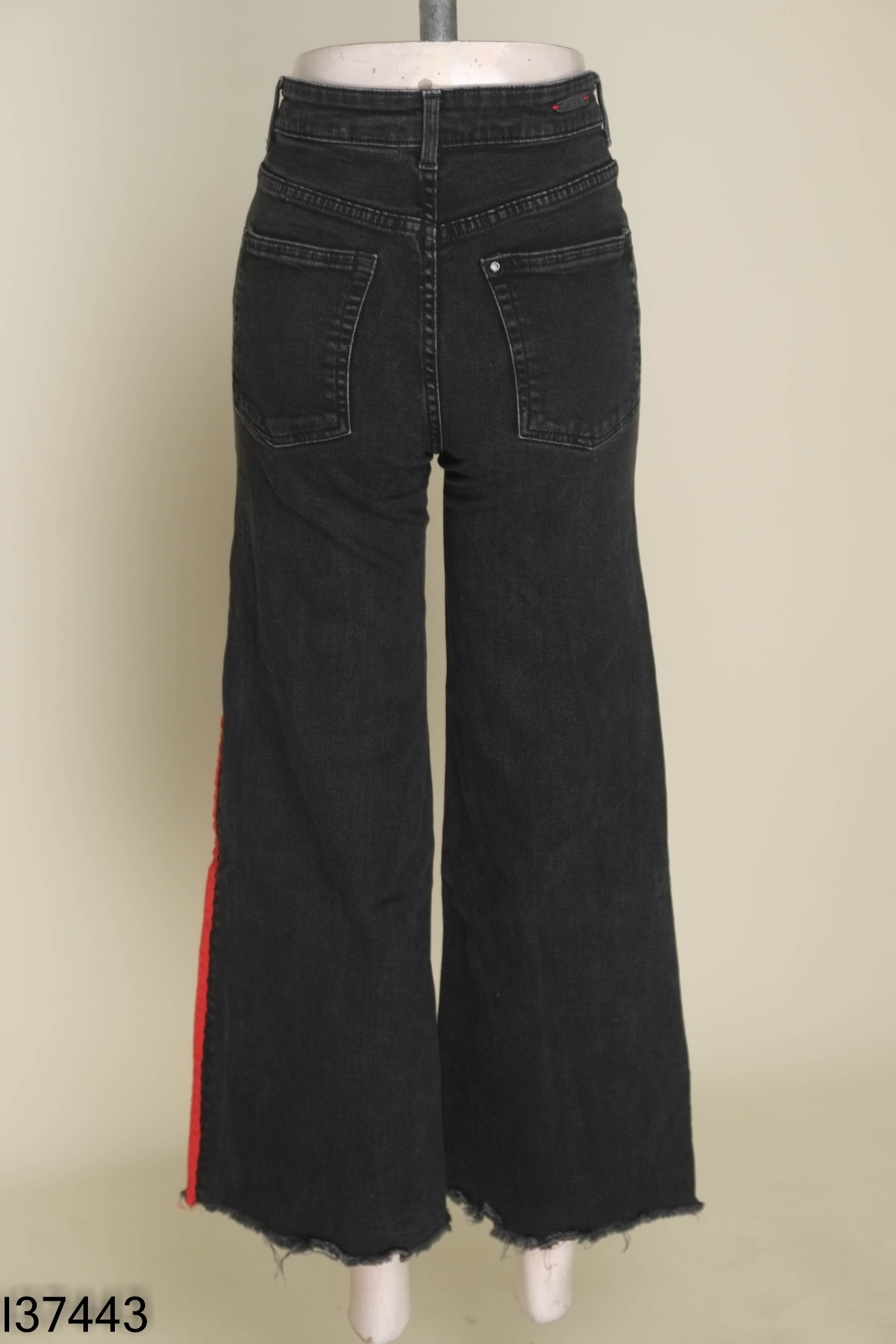 Quần jeans HM xám sọc đỏ