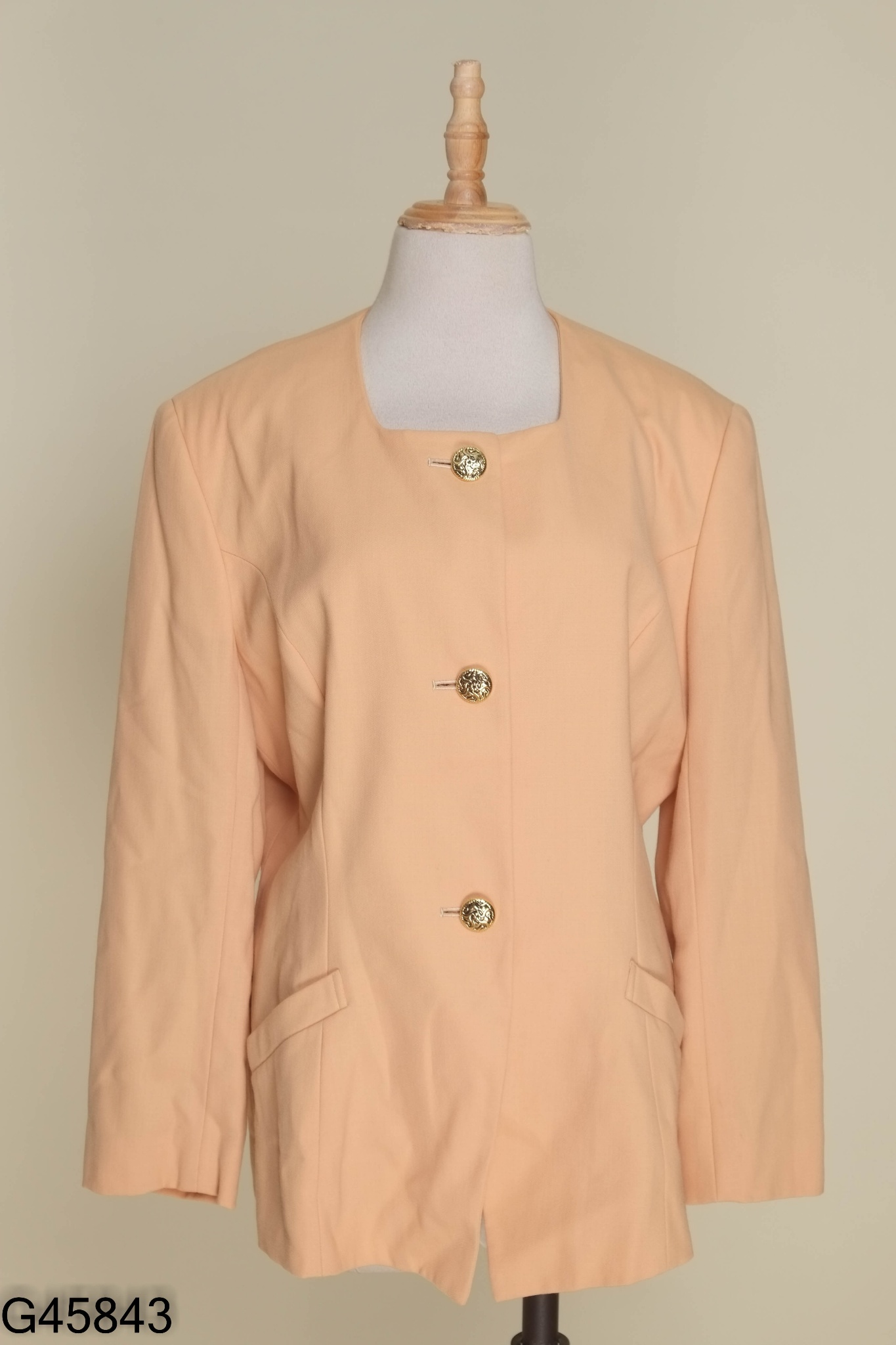 Blazer nâu sáng phối khuy vàng