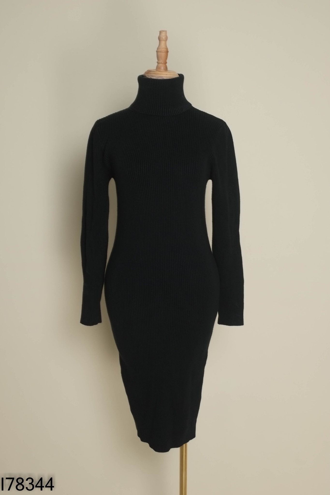 Váy len đen cổ lọ