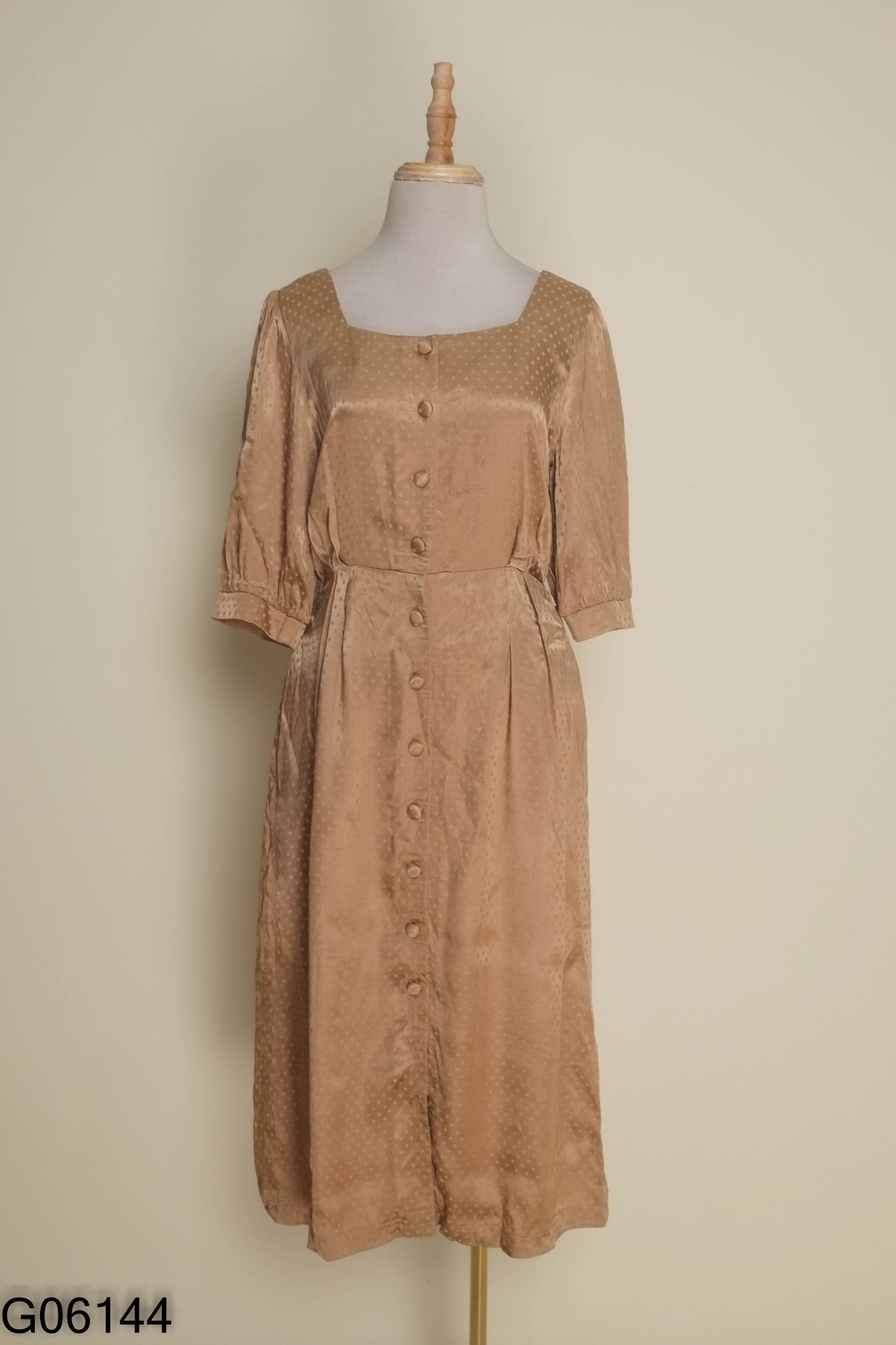 Váy nâu lụa chấm bi
