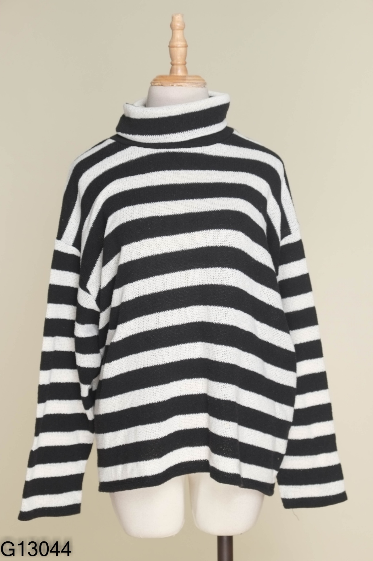 Áo len ZARA đen kẻ be cổ cao