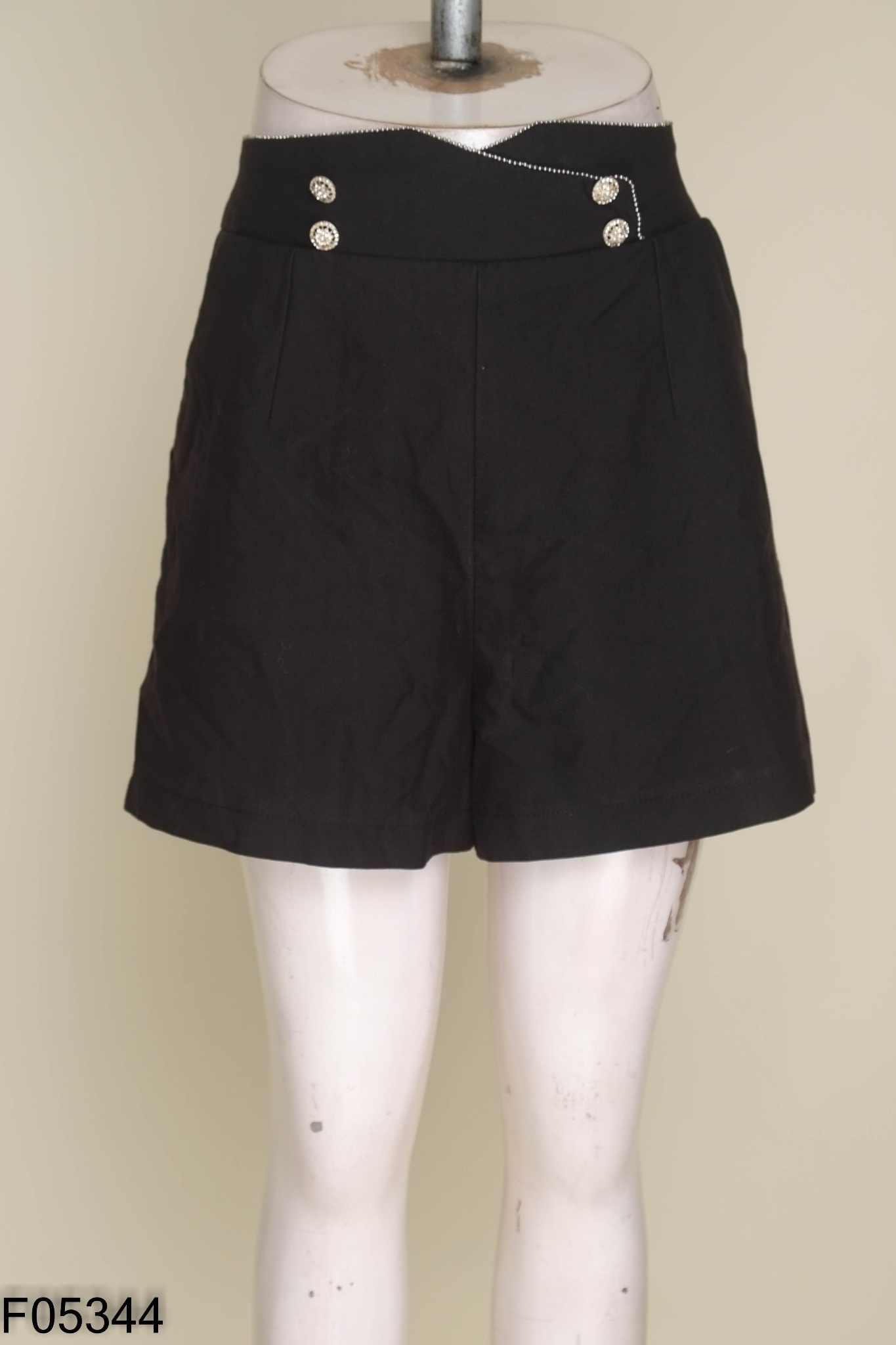 Quần shorts đen viền đá đính cúc