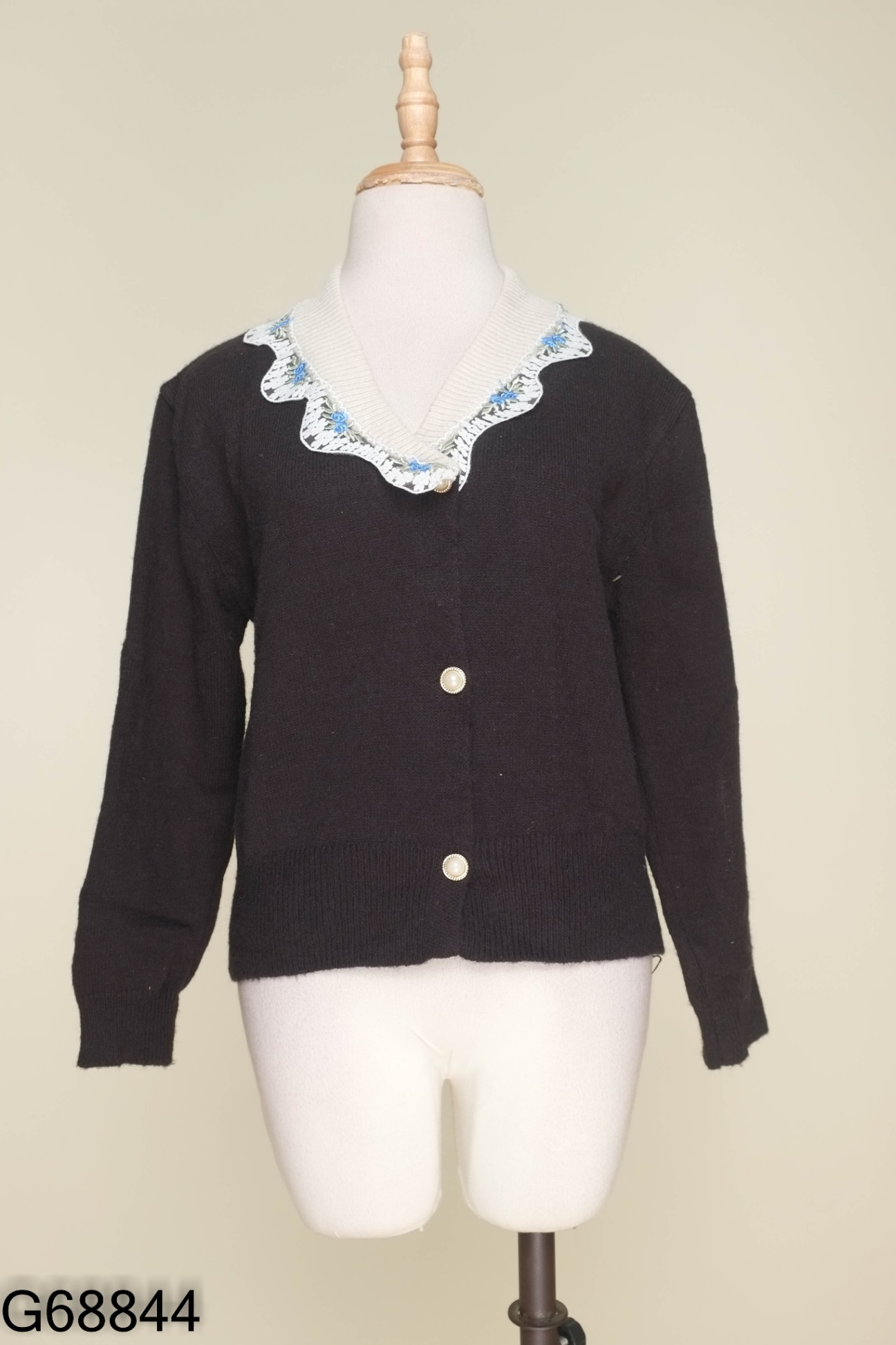 Cardigans đen phối cổ trắng thêu hoa