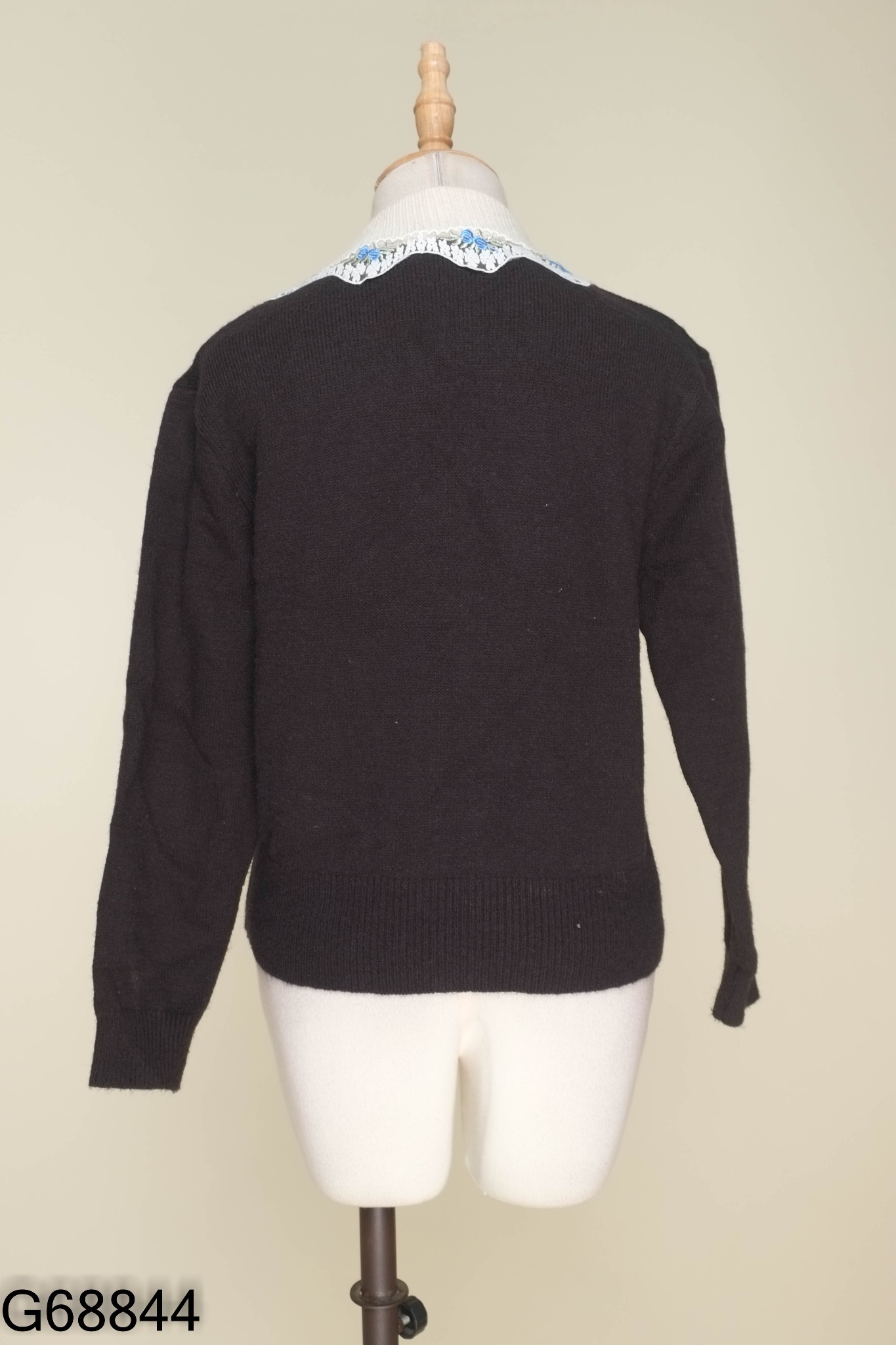 Cardigans đen phối cổ trắng thêu hoa