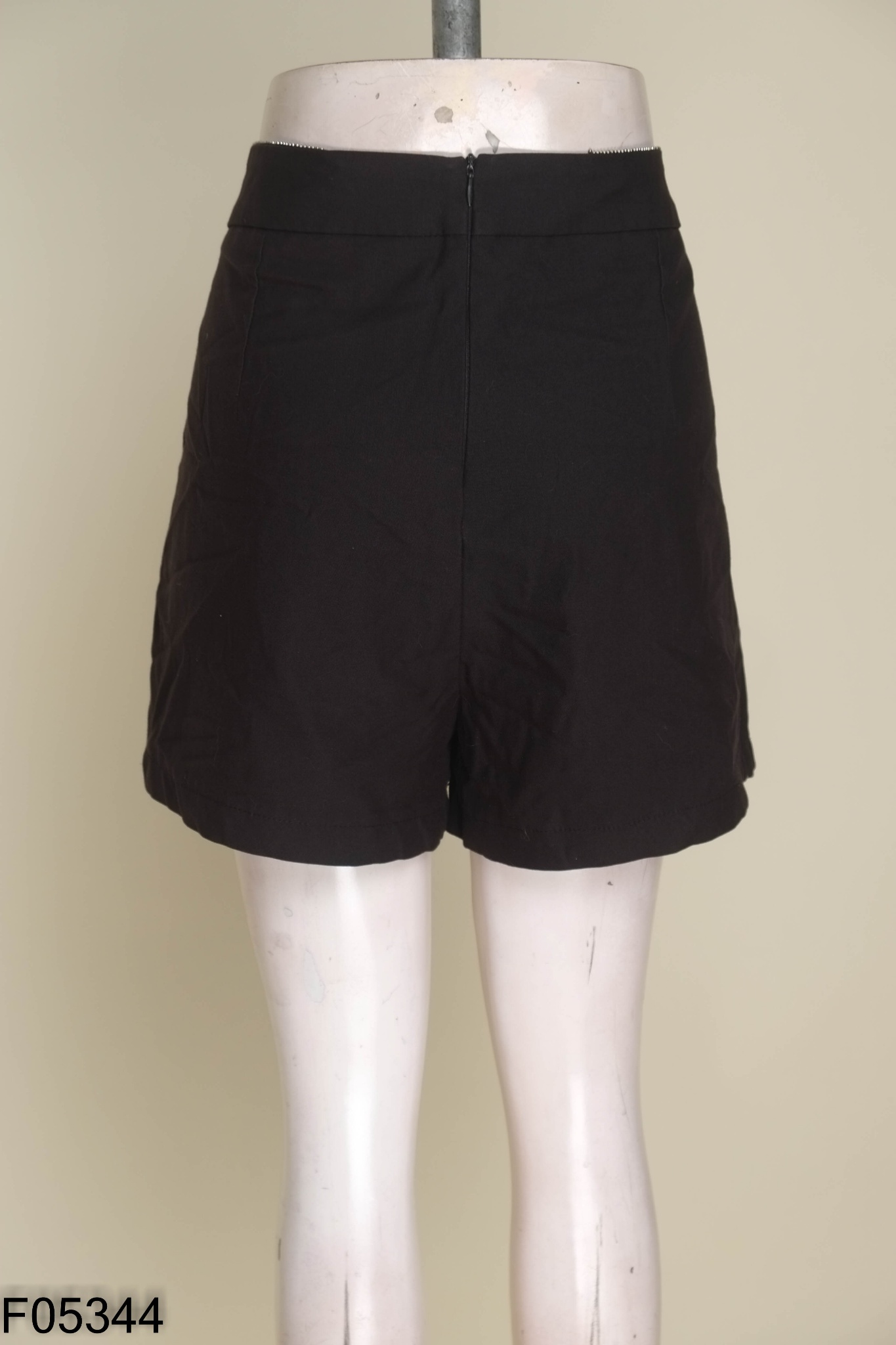 Quần shorts đen viền đá đính cúc