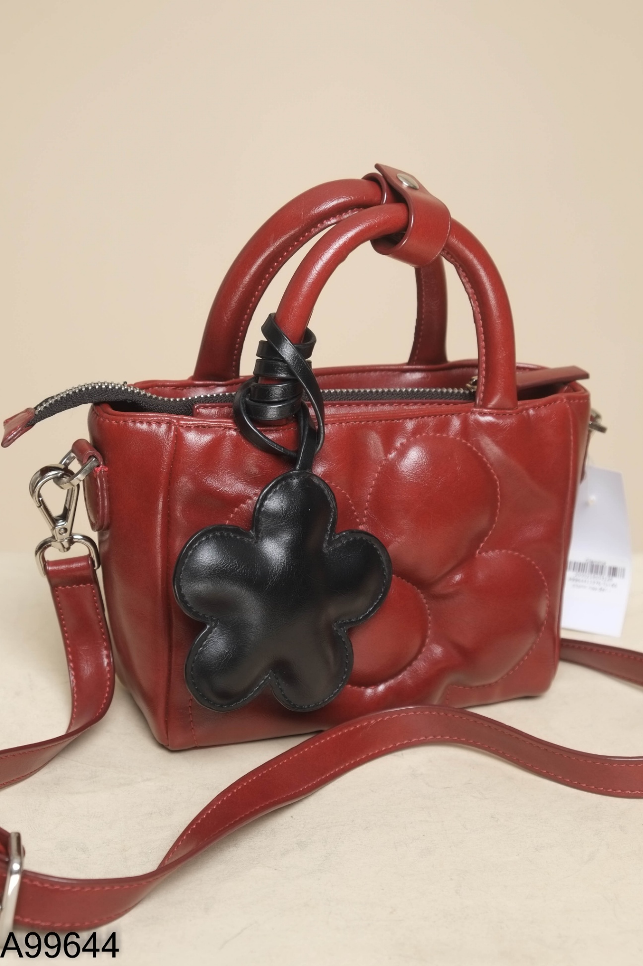 Túi đỏ charm hoa đen