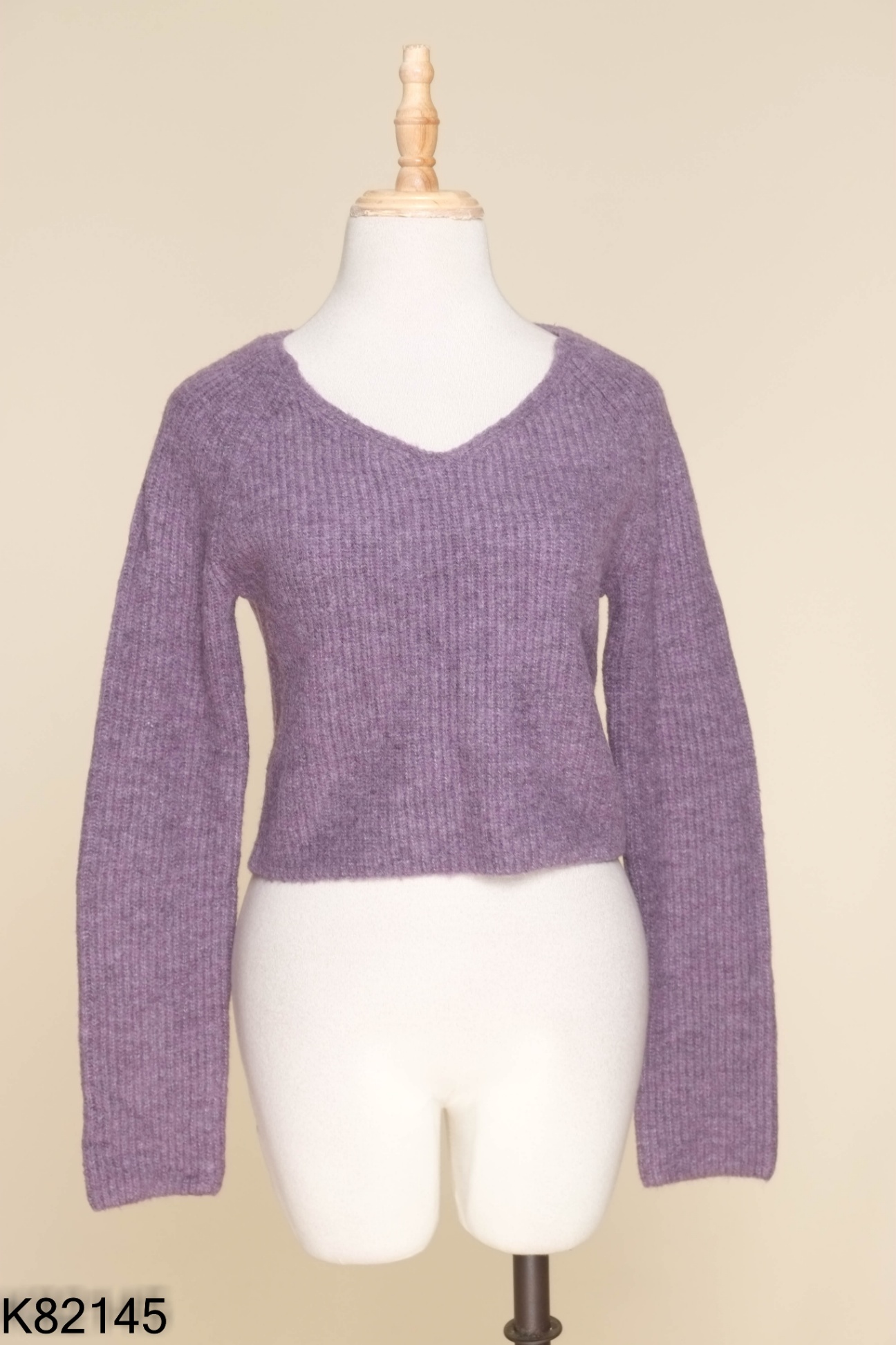 Áo len GU tím cổ V