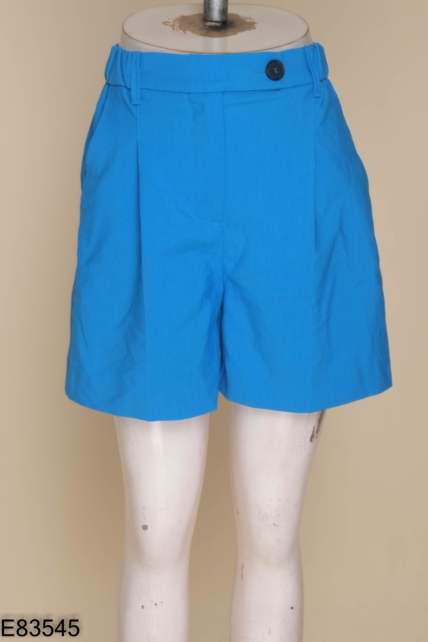 Quần shorts BERSHKA xanh