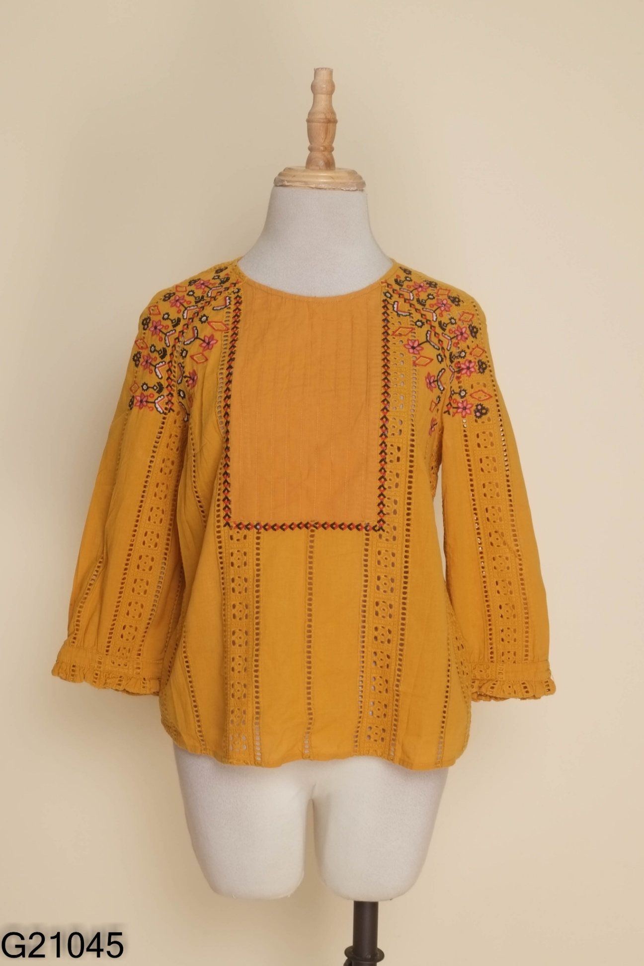 Áo vàng ADORE DRESS thêu hoa