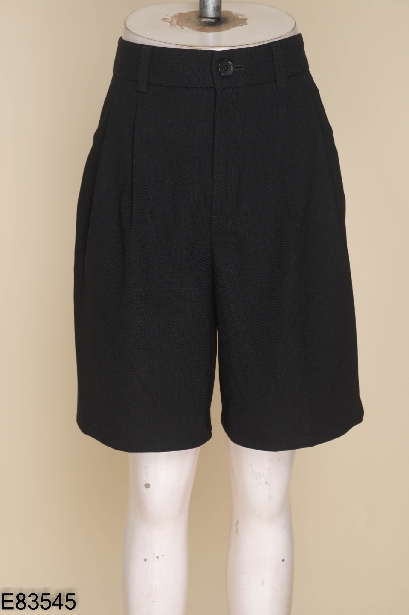 Quần shorts GU lửng đen