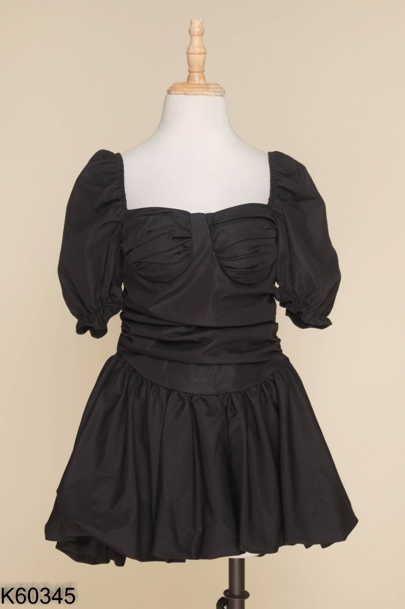 Váy đen bí tay phồng