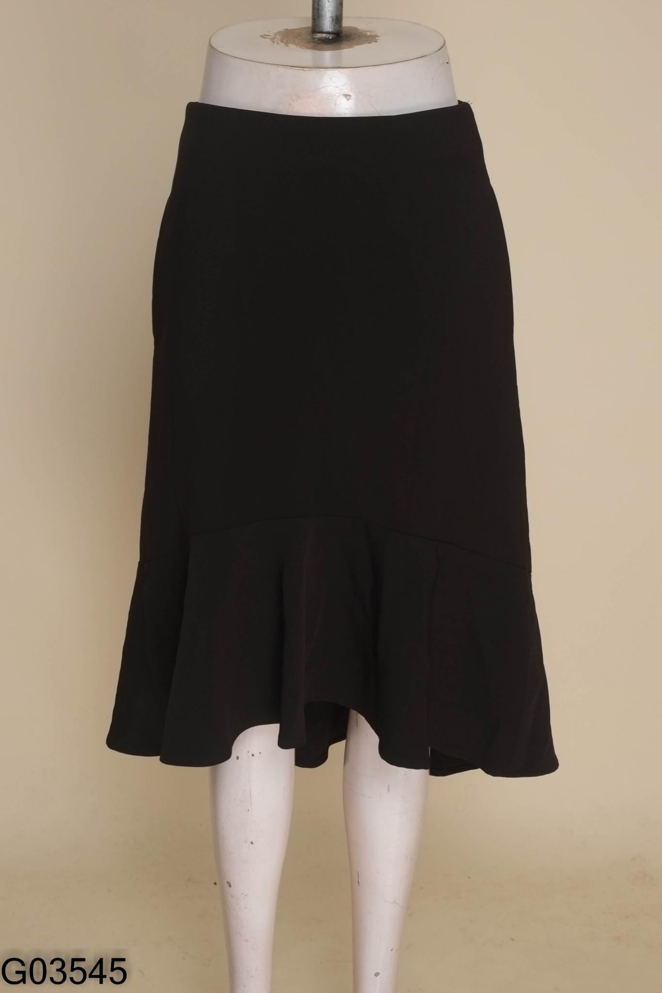 Váy dài đen chân bồng