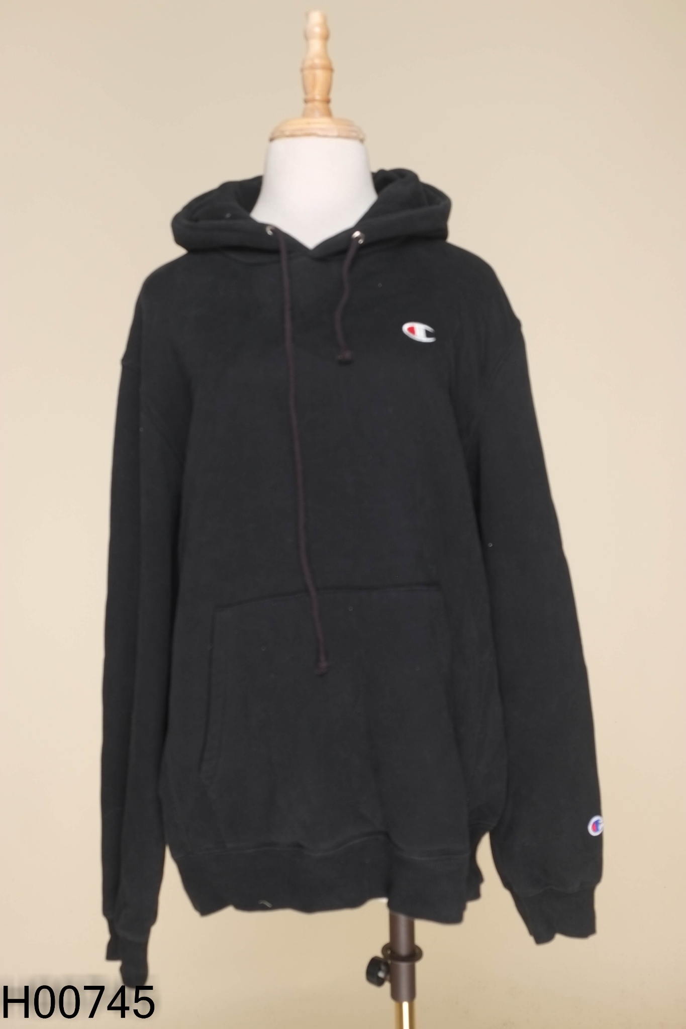 Áo hoodie đen thêu chữ trước ngực