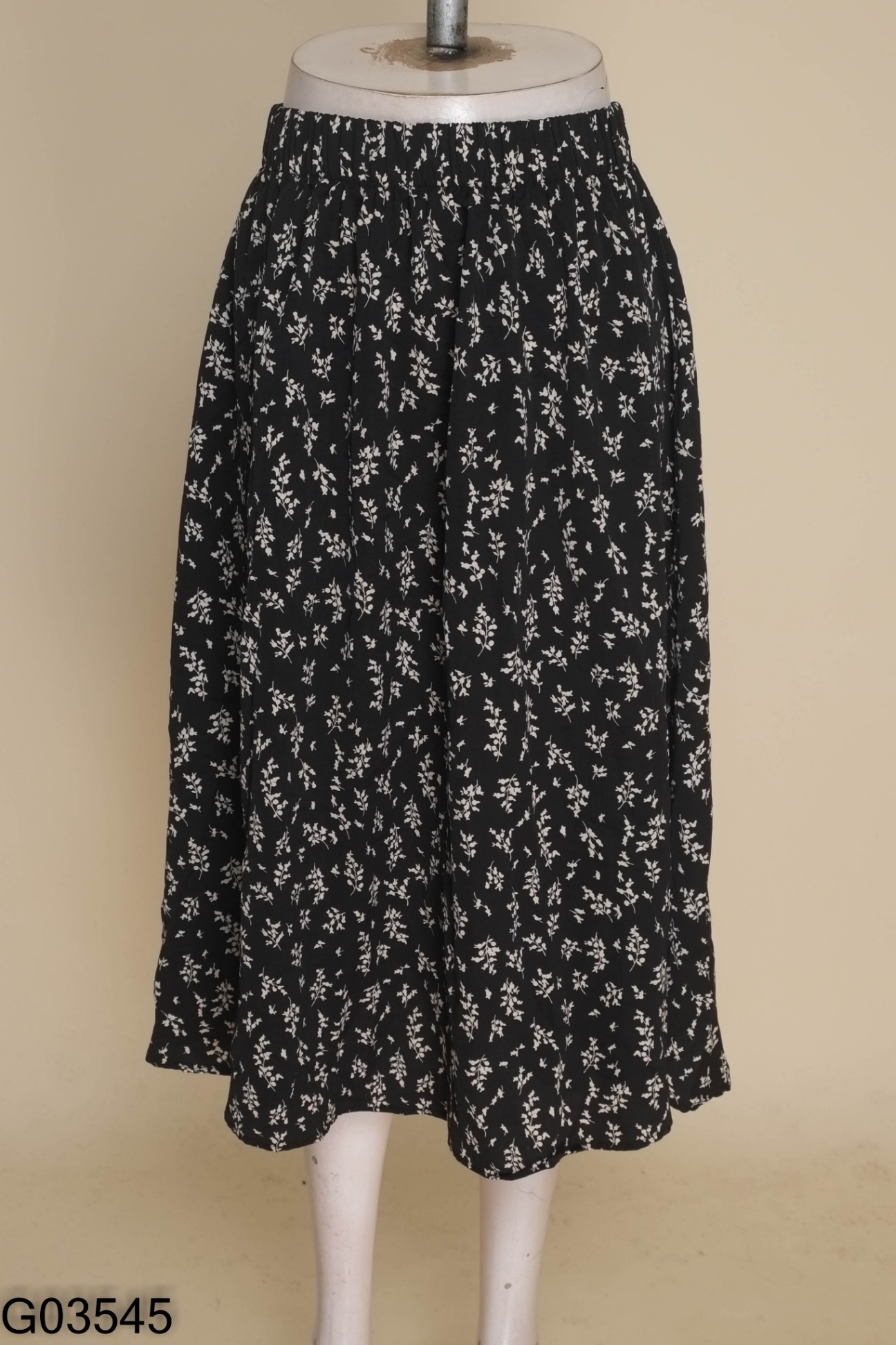 Váy đen hoa trắng