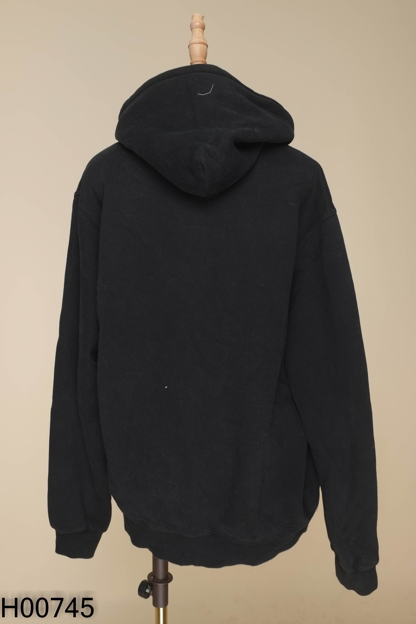 Áo hoodie đen thêu chữ trước ngực