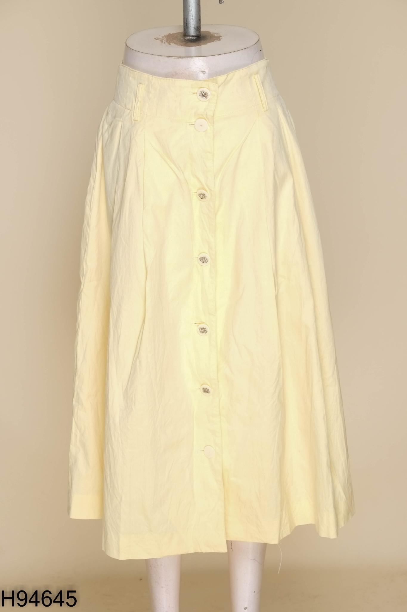 Chân váy vàng trơn phối khuy