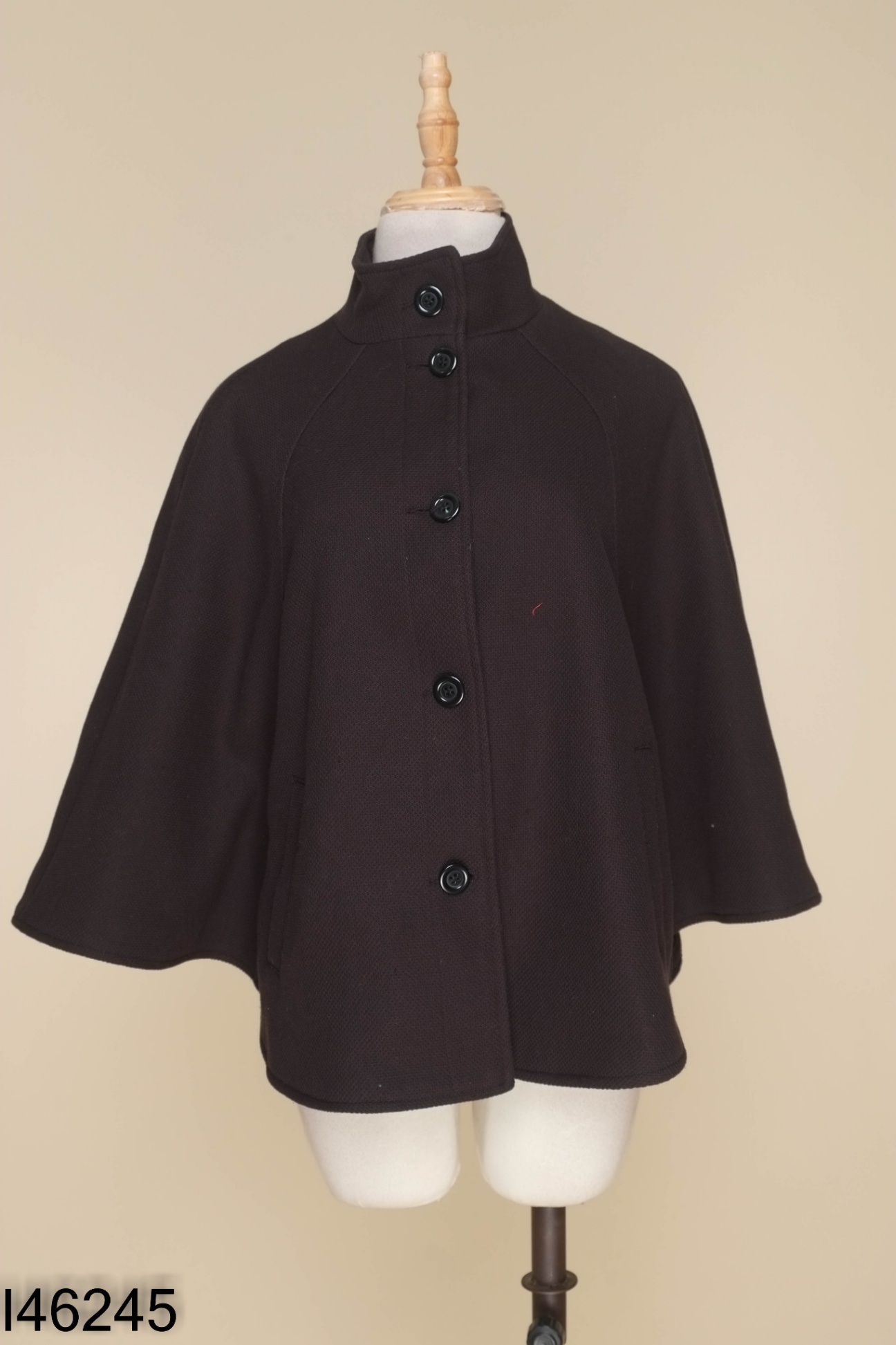 Áo cape HM đen phối cúc