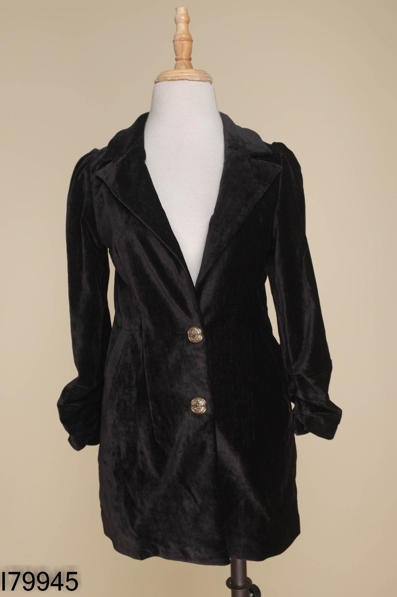 Áo khoác MAGONN đen nhung phối cúc vàng