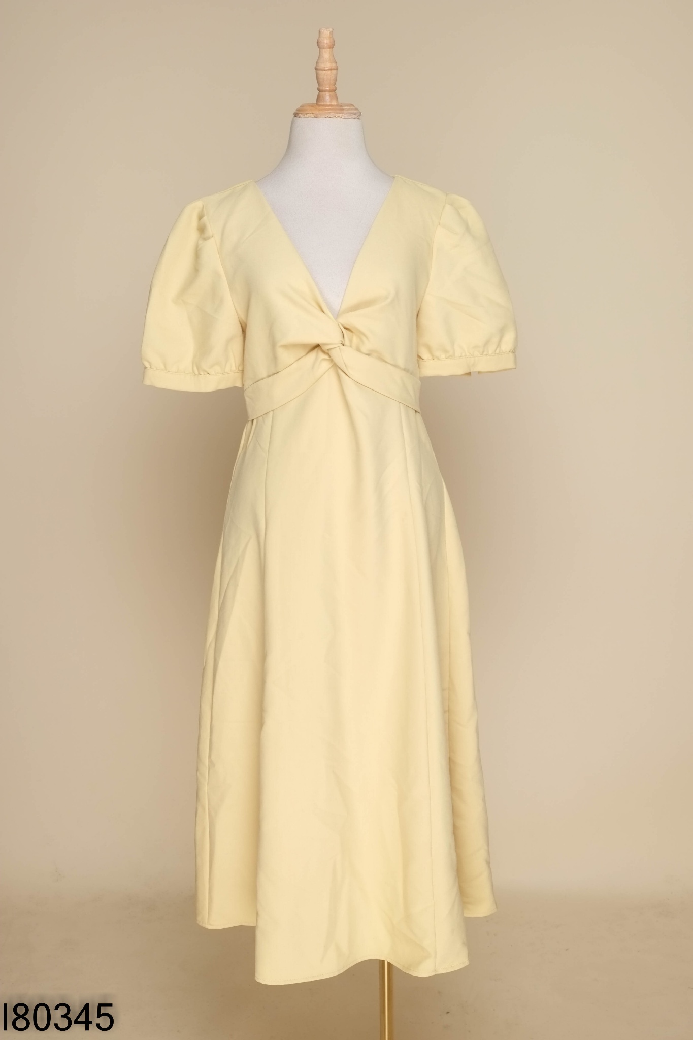 Váy MOMO vàng xẻ ngực