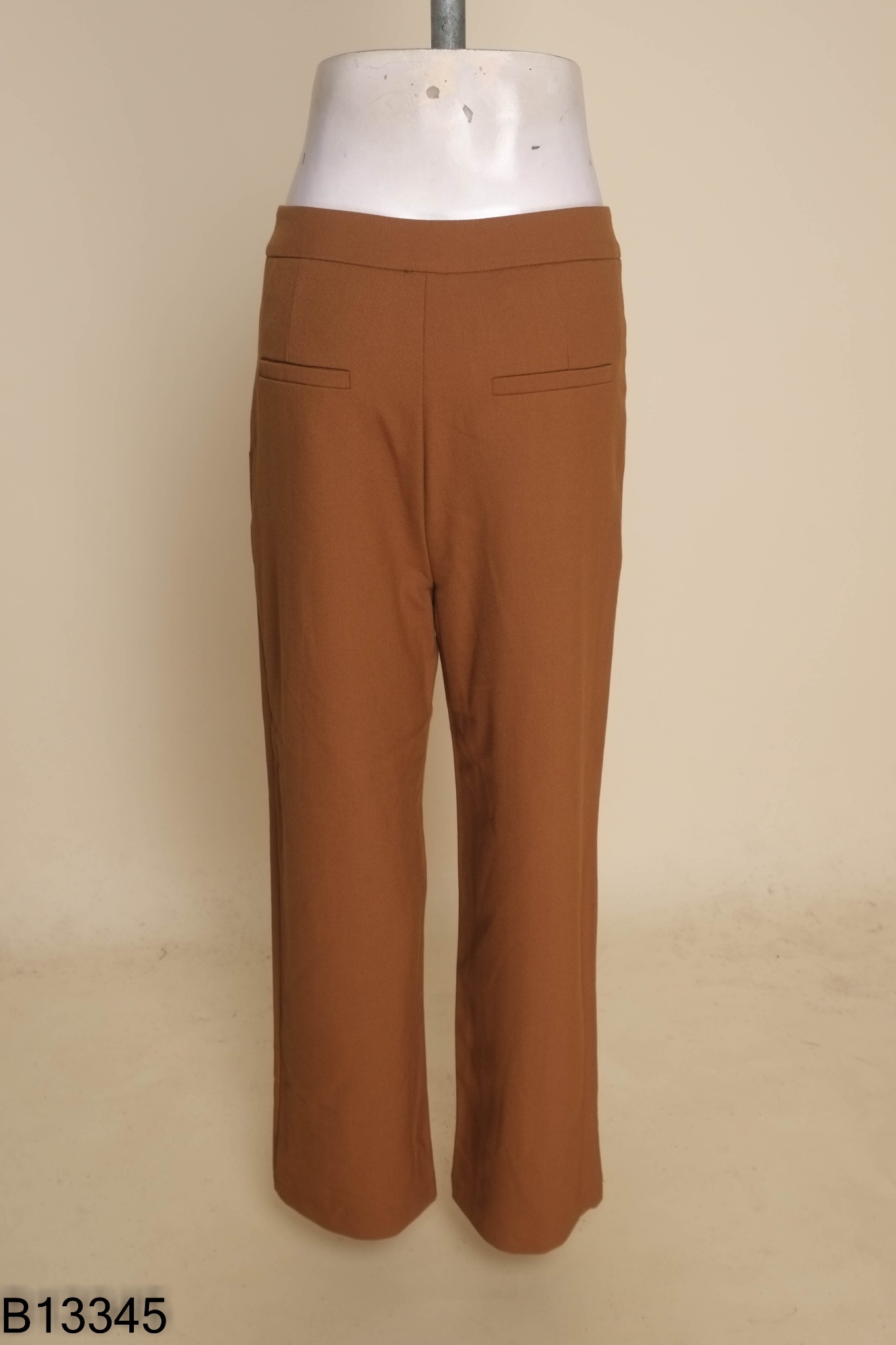 Quần nâu phối cúc