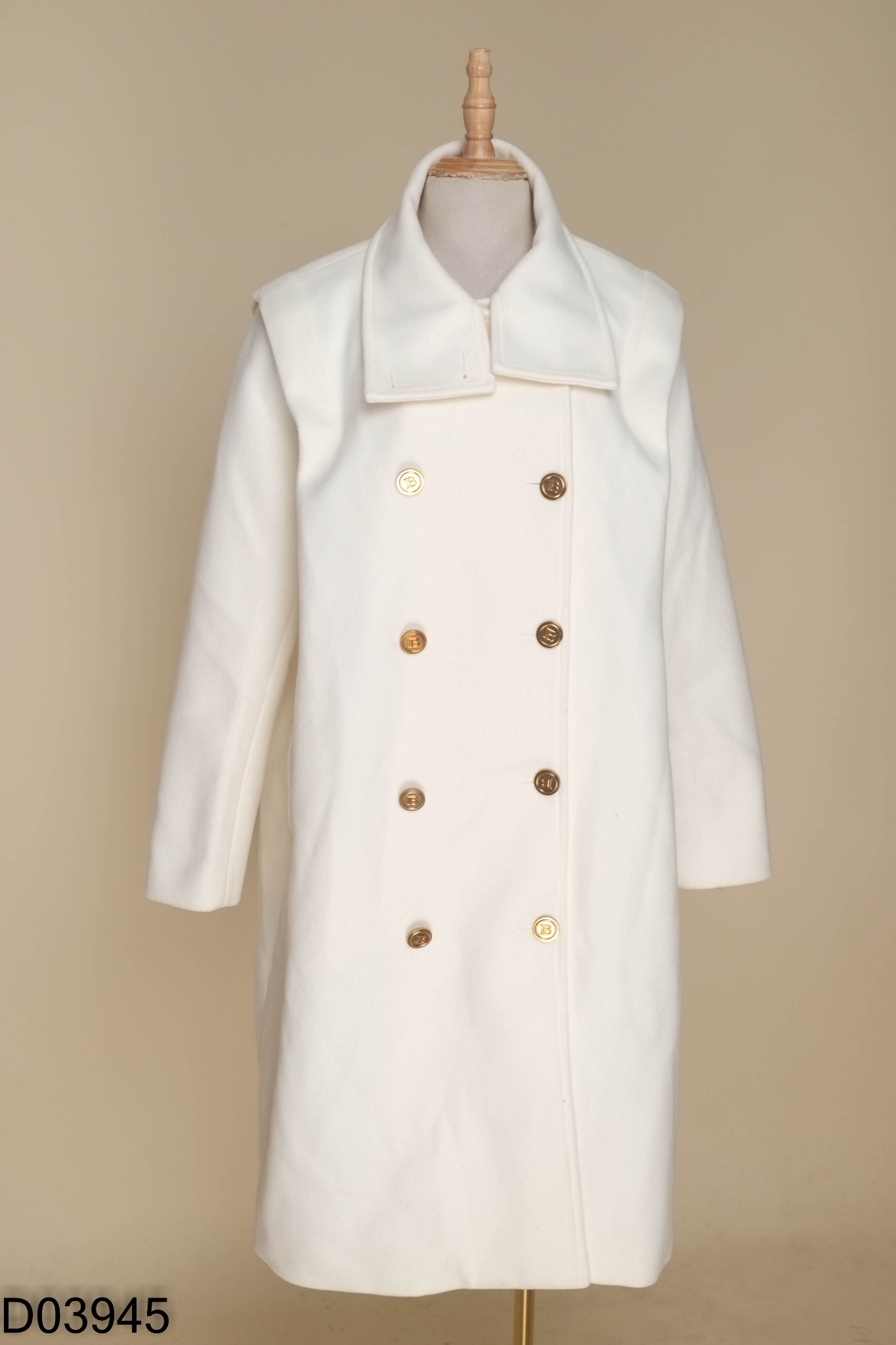 Áo dạ trắng kem dài cúc vàng