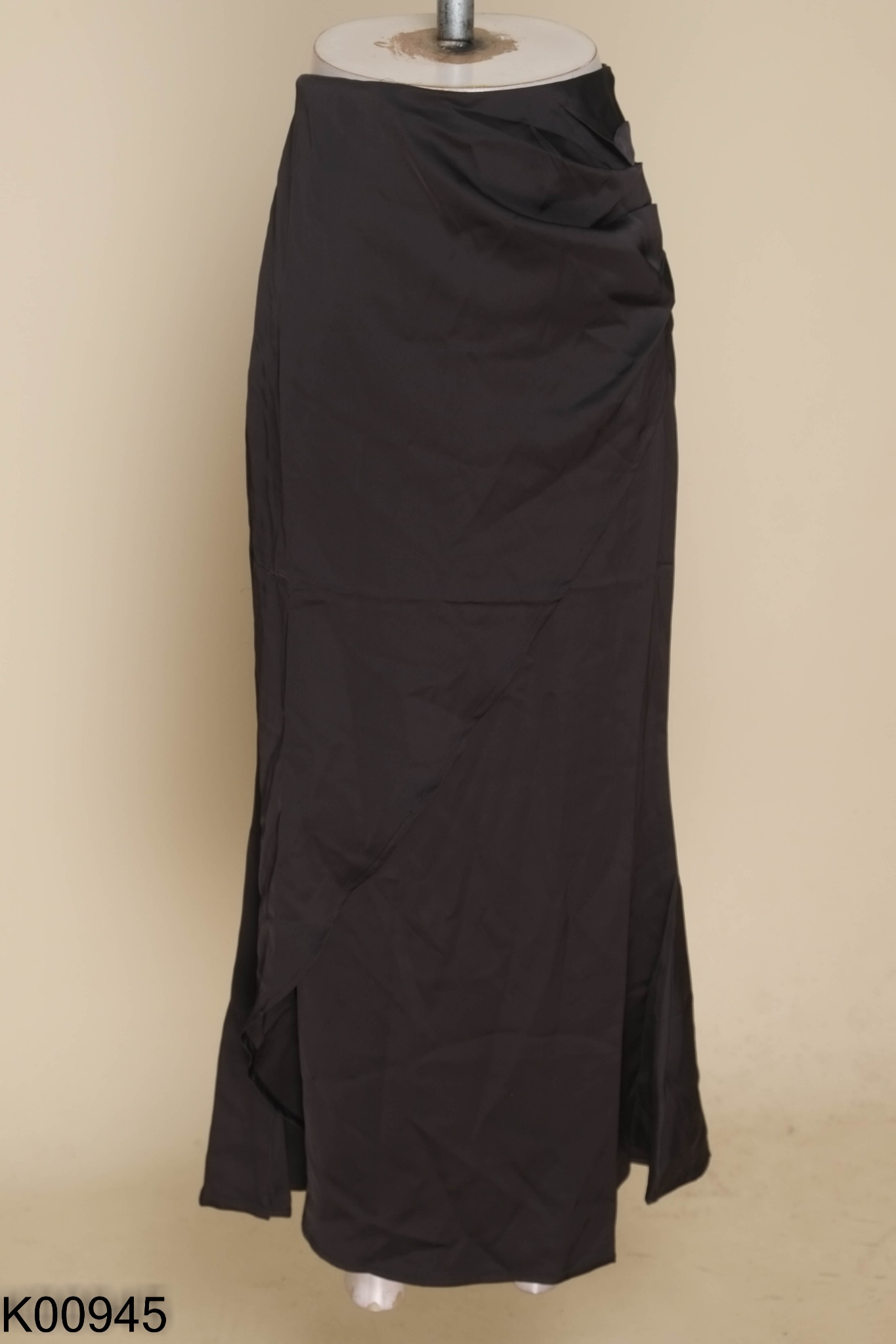 Chân váy lụa đen dúm vạt