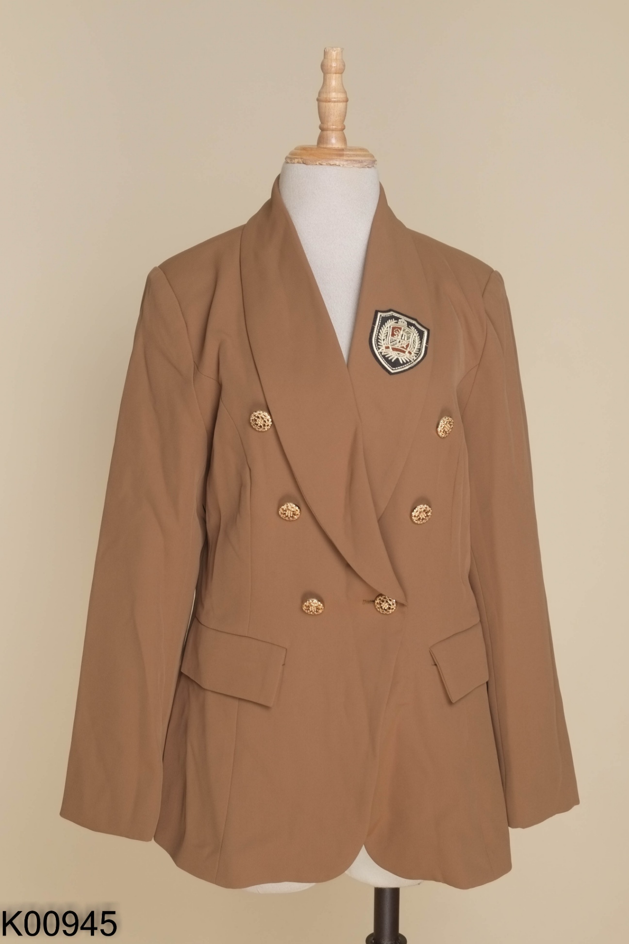 Áo blazer nâu cúc vàng