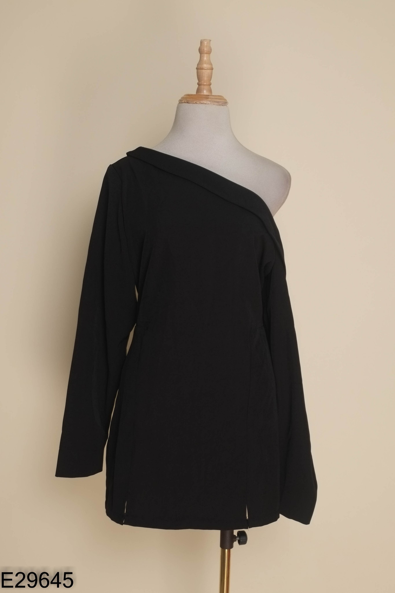 NEWTAG Váy đen lệch vai