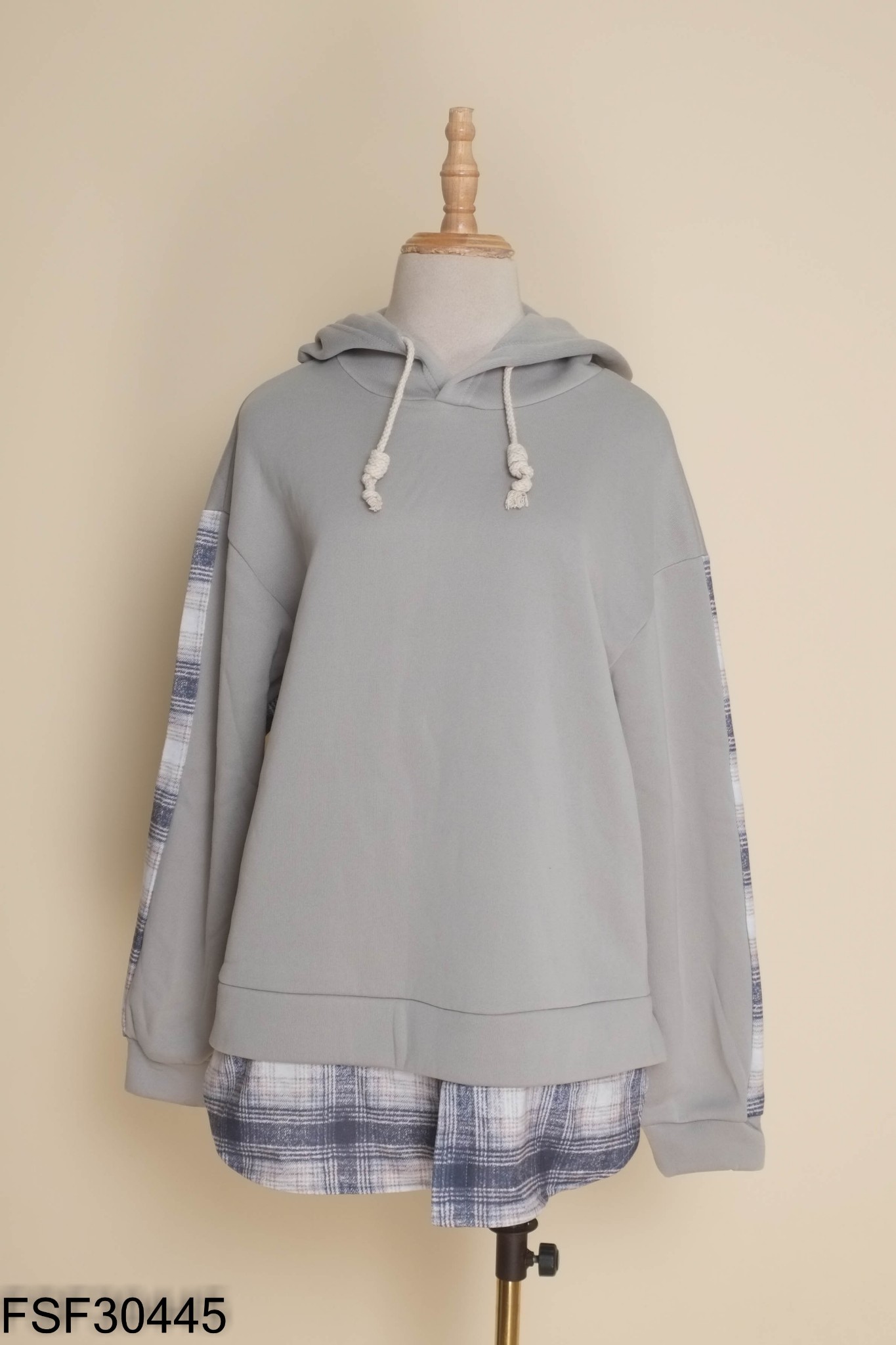 Áo nỉ xám phối mũ