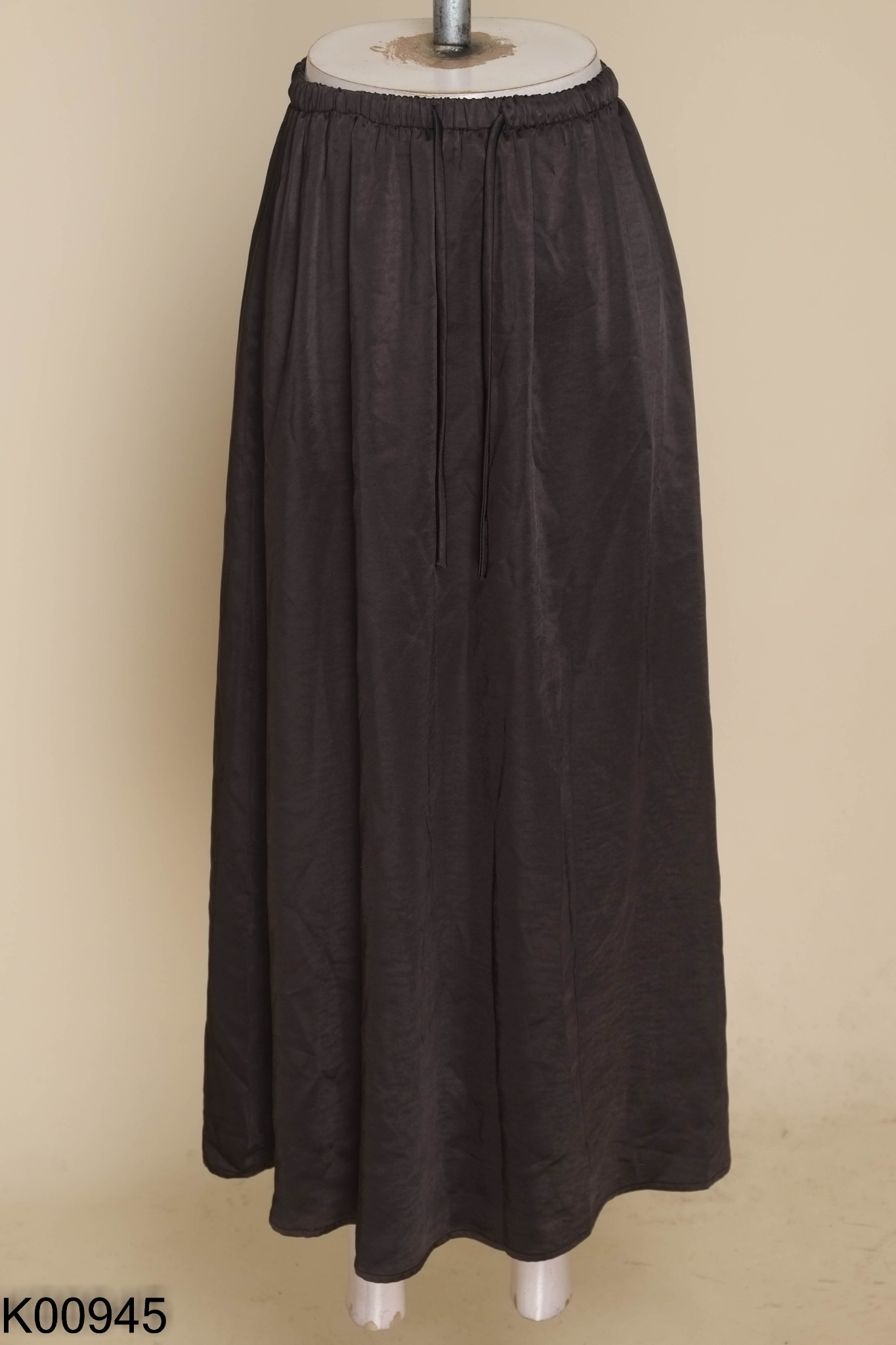 NEWTAG Chân váy lụa đen eo chun