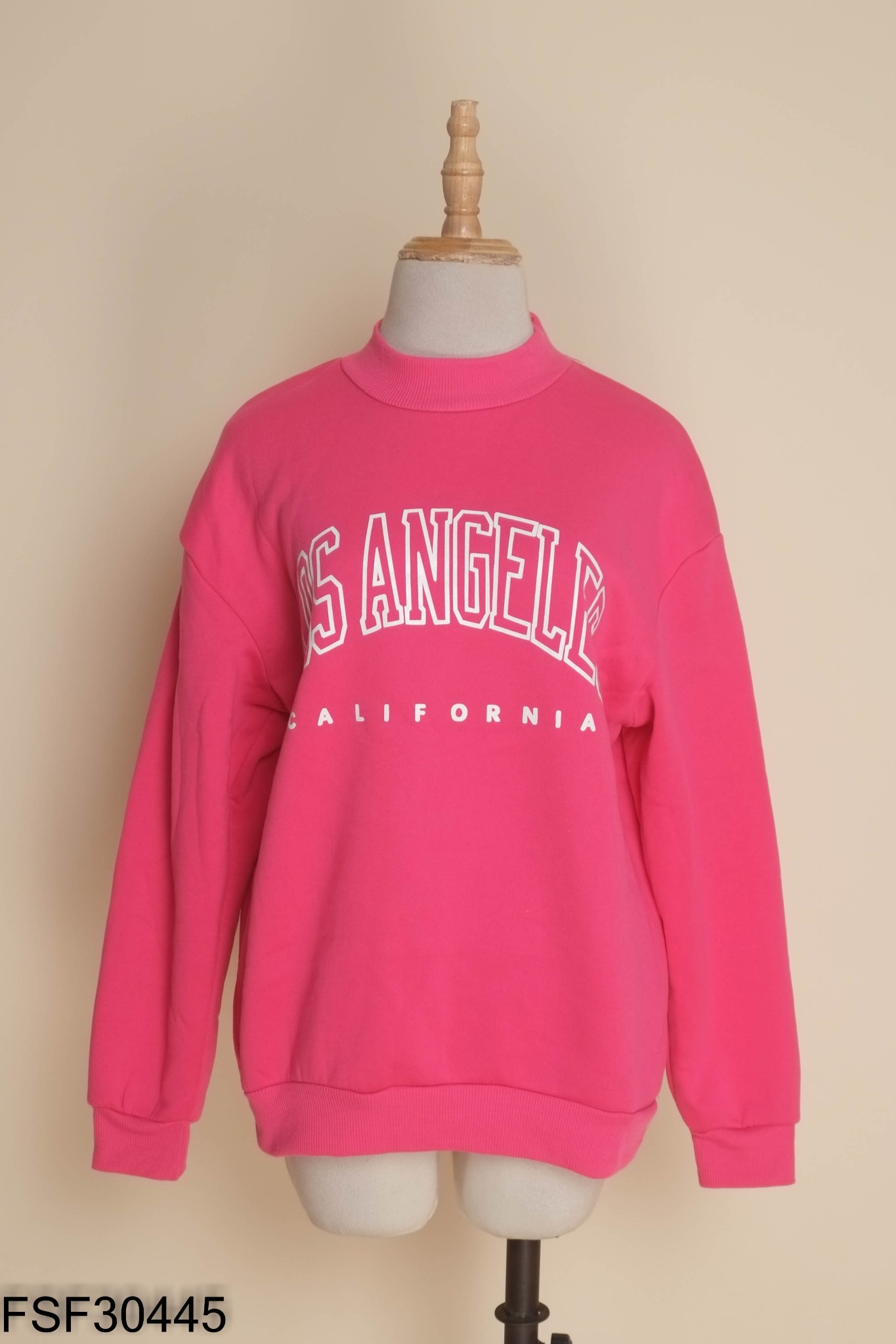 Áo nỉ hồng in chữ