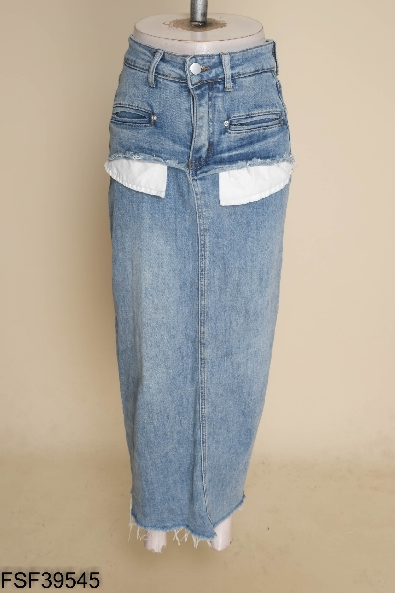 Chân váy jeans xanh cắt gấu