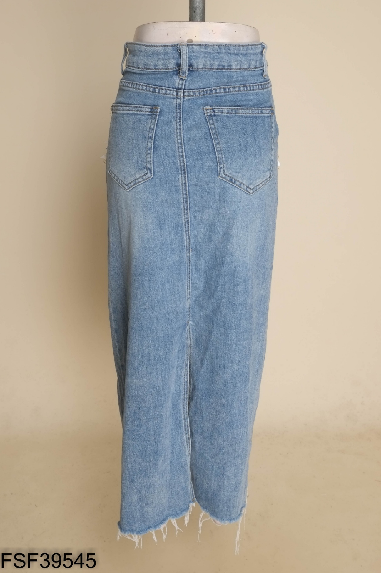 Chân váy jeans xanh cắt gấu