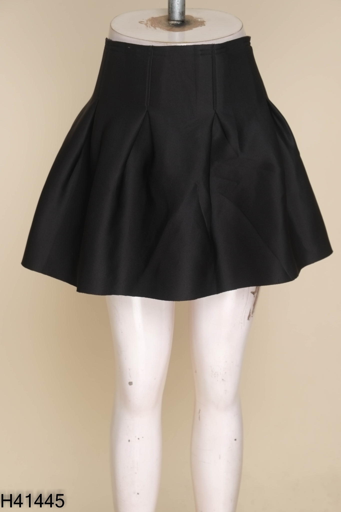 Chân váy đen xòe