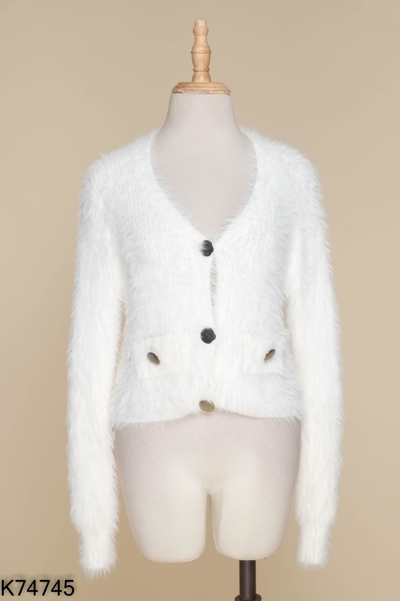 Áo len lông trắng phối cúc bạc