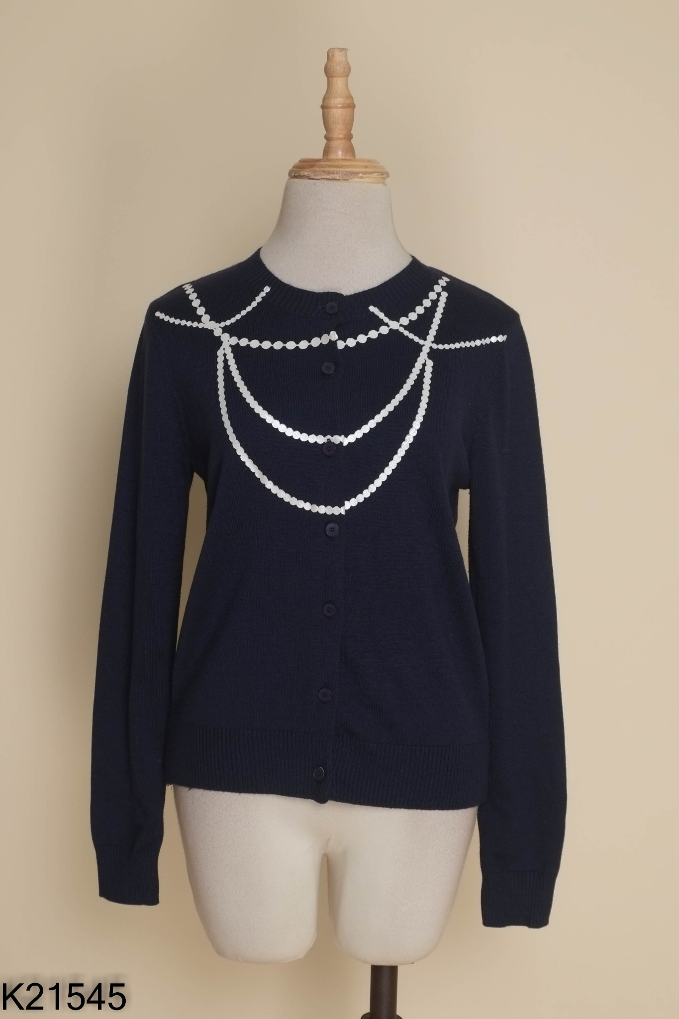 Áo len xanh than viền họa tiết trắng