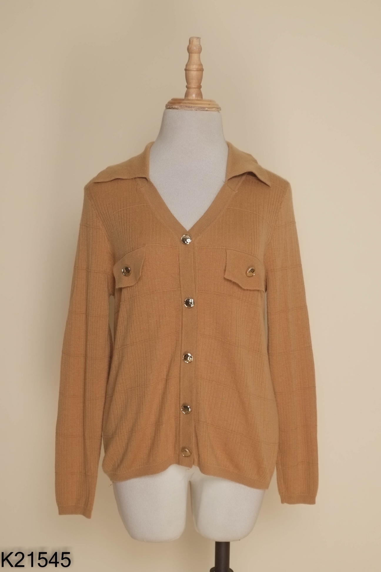 Áo len nâu phối cúc vàng