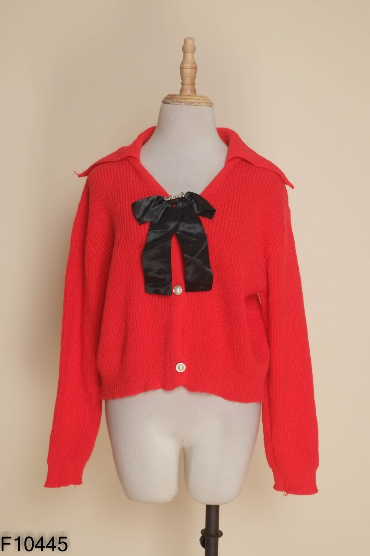 Áo len đỏ phối nơ đen
